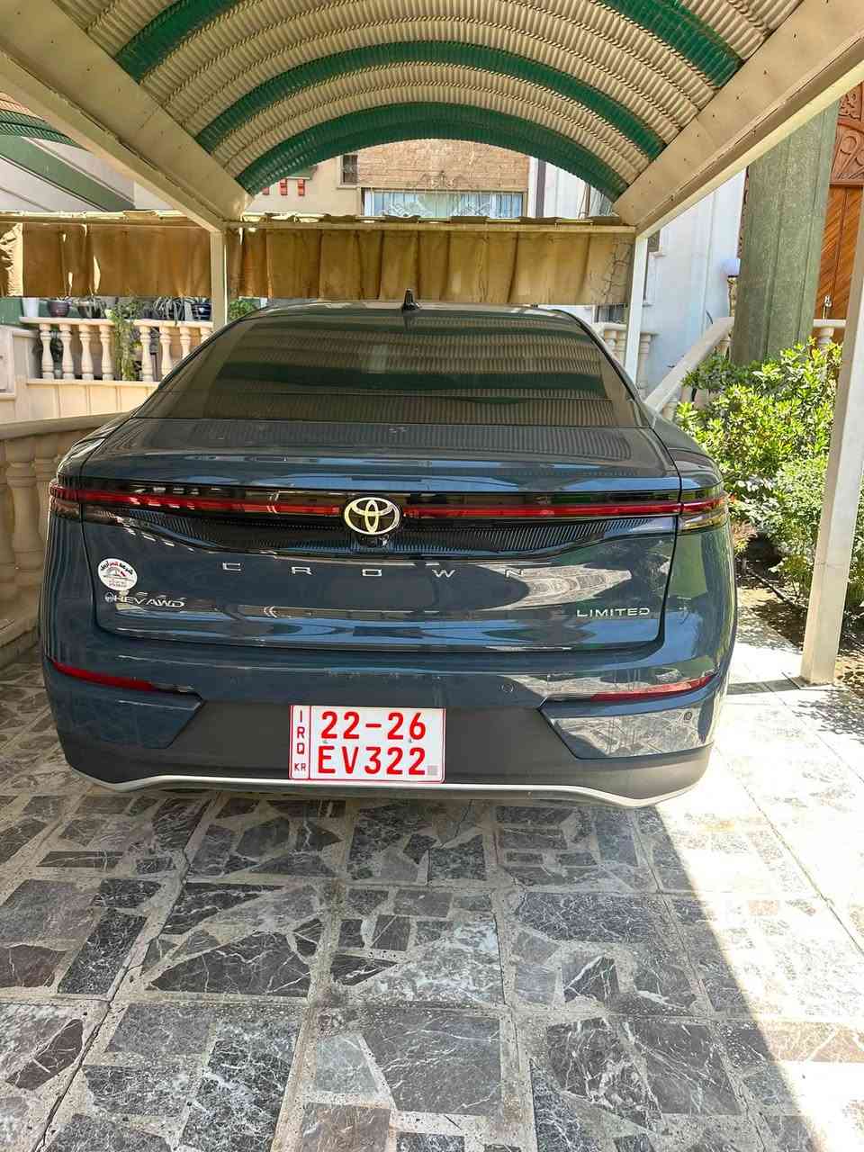 للبيع | تويوتا كراون 2026 Limited AWD Hybrid
لون Nightshade الأزرق المميز، ويُعتبر من أوائل السيارات بهذا اللون في العراق.
ماشية 7000 كيلو فقط

* 2500cc هايبرد (تنفس طبيعي).

* نظام دفع رباعي AWD.

* اقتصادية ممتازة بالوقود مع أداء ناعم ومريح.

المواصفات:

✅ بانوراما.

✅ شاشة كبيرة.

✅ كاميرات 360°.

✅ حساسات أمامية وخلفية.

✅ رادارات أمامية وخلفية.

✅ مقاعد جلد بلونين مميز.

✅ جميع المقاعد كهربائية.

✅ تدفئة وتبريد للمقاعد الأمامية والخلفية.

✅ ميموري للمقاعد (3 وضعيات).

✅ نظام صوت JBL.

✅ كاميرا أمامية وخلفية (Dash Cam).

✅ تحتوي على بعض مواصفات فئة Platinum.

* السيارة نظيفة جداً وشرط الفحص.

* فقط طخة بالبنيد الأمامي وترجع على البارد.

* لا رصعة، لا شخطة، ولا أي ضرر آخر.

* الإيرباك المتأثر فقط (ستيرن + رجل)، ويتبدل بسهولة مع دركة كاملة.

* السيارة باسمي ومرقمة (كاتي).

* السعر: 280 ورقة وقابل للتفاوض بشكل بسيط للجادين.

📞 ***********
