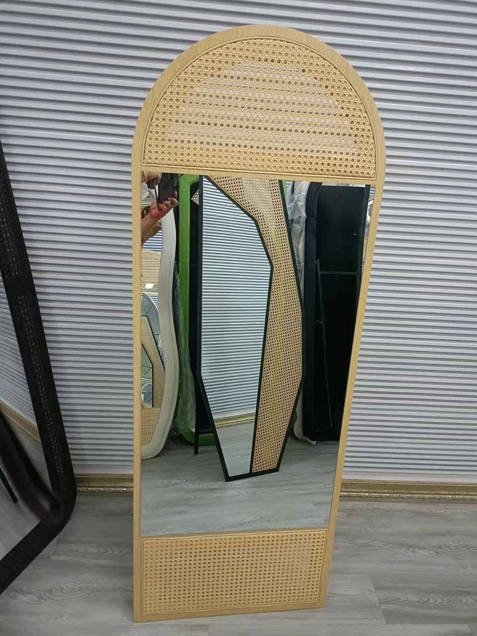 مرايا ديكور اشكال مختلفة بتصميم عصري وجميل وباسعار مناسبة 
الكمية محدودة 
للتواصل ***********
***********
