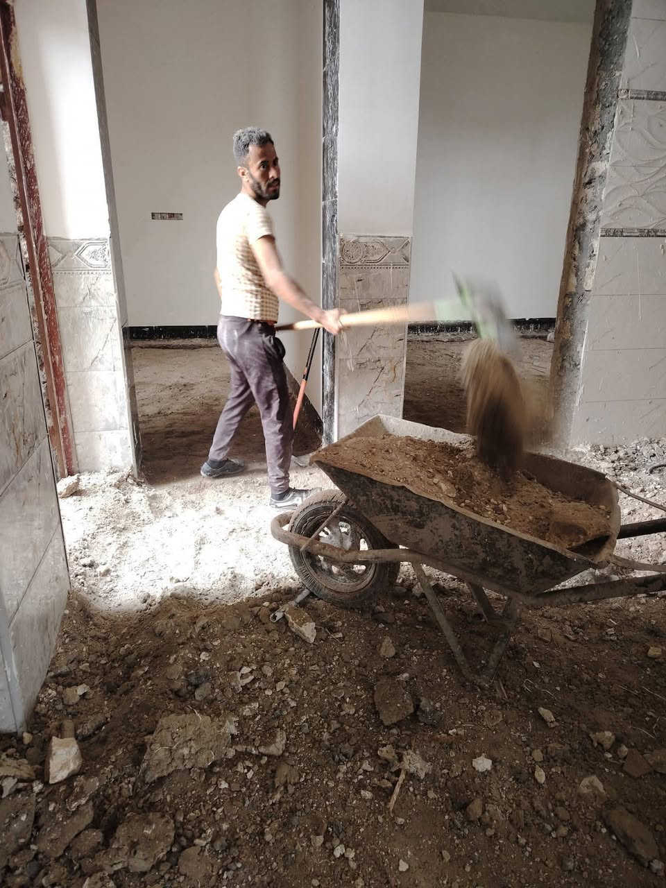 سلام عليكم  /  يوجد كادر عمل جاهز /  تصعيد مواد /  تنضيف بيوت /  تفليش /  تكشيط /  دفن نهري /  شقلنه ليل ونهار /  ومعداتنه جاهزه  ومالك دخل بكلشي تأخذ شقل جاهز مني سلمني شقل وتأخذ شقل جاهز / ماعليك بس تصال على رقم /// ***********
