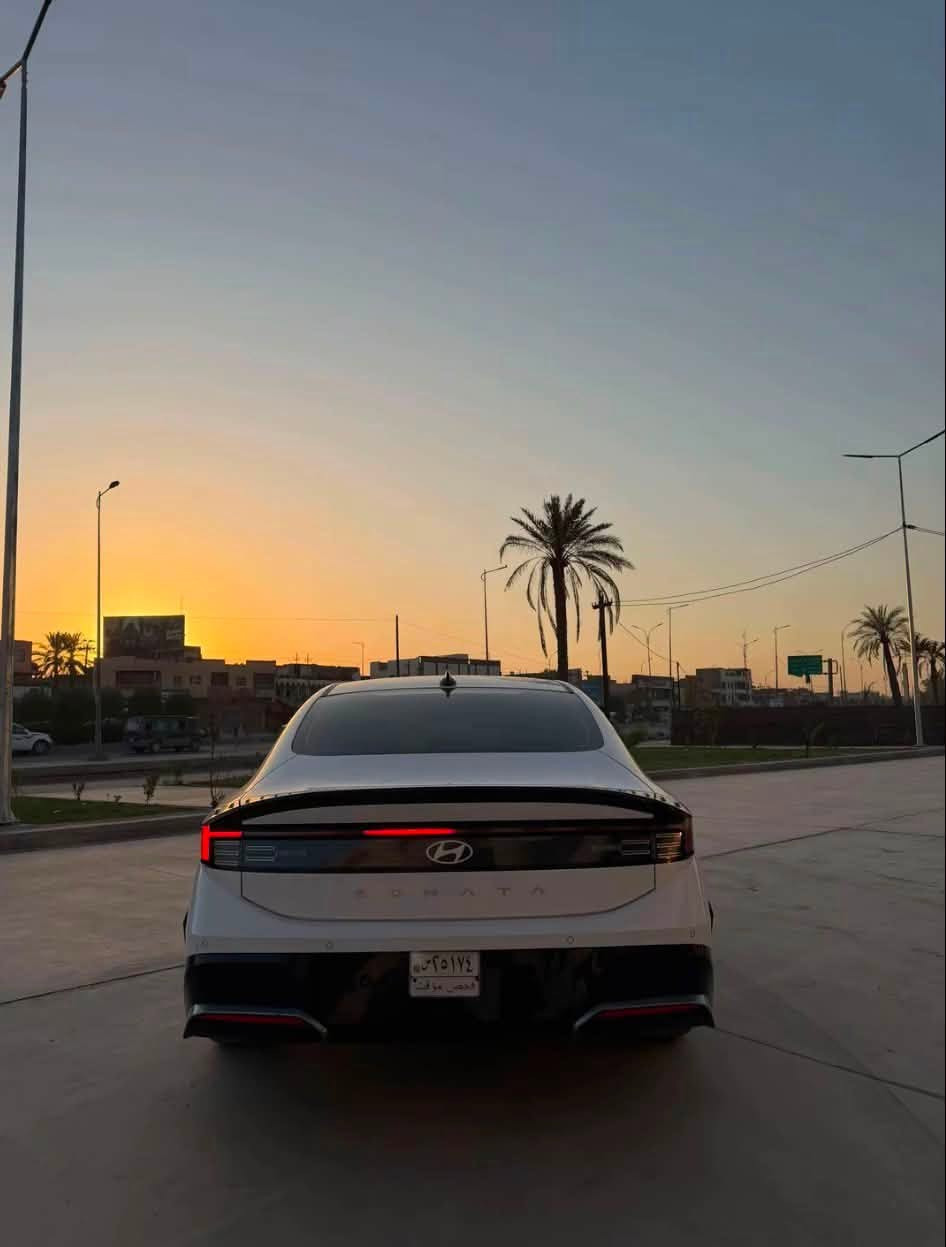 سلام عليكم
Sonata 2024

* السيارة وارد كوري.
* مواصفات السيارة:
* شاشة لمس.
* دعم Apple CarPlay وAndroid Auto لاسلكيًا.
* تشغيل السيارة عن بُعد.
* شاشة متصلة.
* تحكم إلى الأمام والخلف عن طريق بصمة السيارة.
* 3 وضعيات قيادة.
* كاميرات محيطية 360 درجة.
* رادار أمامي.
* كاميرا خلفية.
* مثبت سرعة ذكي.
* المحافظة على المسار.
* فرامل طوارئ أوتوماتيكية.
* مراقبة النقطة العمياء.
* كرسي السائق والراكب الأمامي كهربائي.
* حساسات أمامية وخلفية.
* صندوق ذكي عند الاقتراب.
* مسطرة خلفية LED كاملة على طول الشنطة.
* المحرك 1.6T.
* ممشى السيارة: 21 ألف كيلومتر.
* بدون رقم.
* صندوق كهربائي.
* السعر:165 ورقة، ويوجد مجال بسيط بالسعر.
* السيارة الجاملغ الأمامي والسكن مصبوغان فقط، صبغ بدون تعمير
للتواصل:***********
