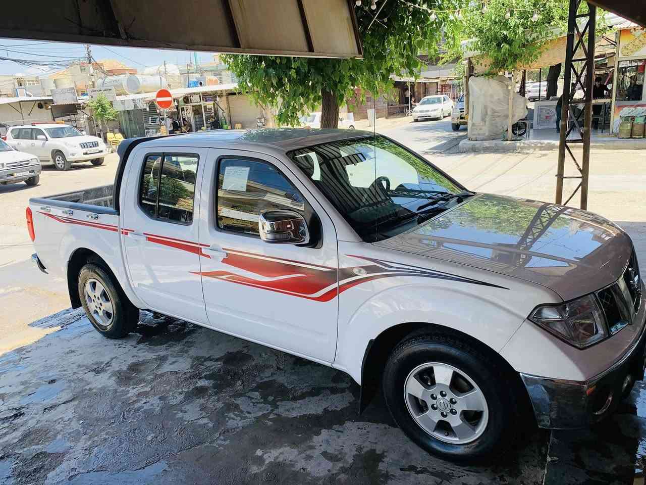 نیسان ناڤارا ٢٠١١ 
بێ بۆیاخ بێ دەعم بێ لێدران 
بەشەرتی تەحویل و غرامە  دەعامیی بۆ دەعامی بەشەرتی هەموو شتێک 
چوار تایەی تازە و لۆکی لە ژێرە 
کارەبایات تەقەو ڕەقەی بەشەرت کامل مەسرەف کراوە
گێڕ و مەکینە بەشەرت  ١٠٠ فیتەر بیلاد بێ مەسرەف
تازە ڕۆنی گۆڕاوە
هەموو گیانی لەسەر بیلادی ماوە
سەیارەی ماڵە هی مەعرەز نییە هیلاک نەکراوە
بۆ زانینی نرخ نامە بنێرە یان تێل بکە
شوێن بازیان 

***********

