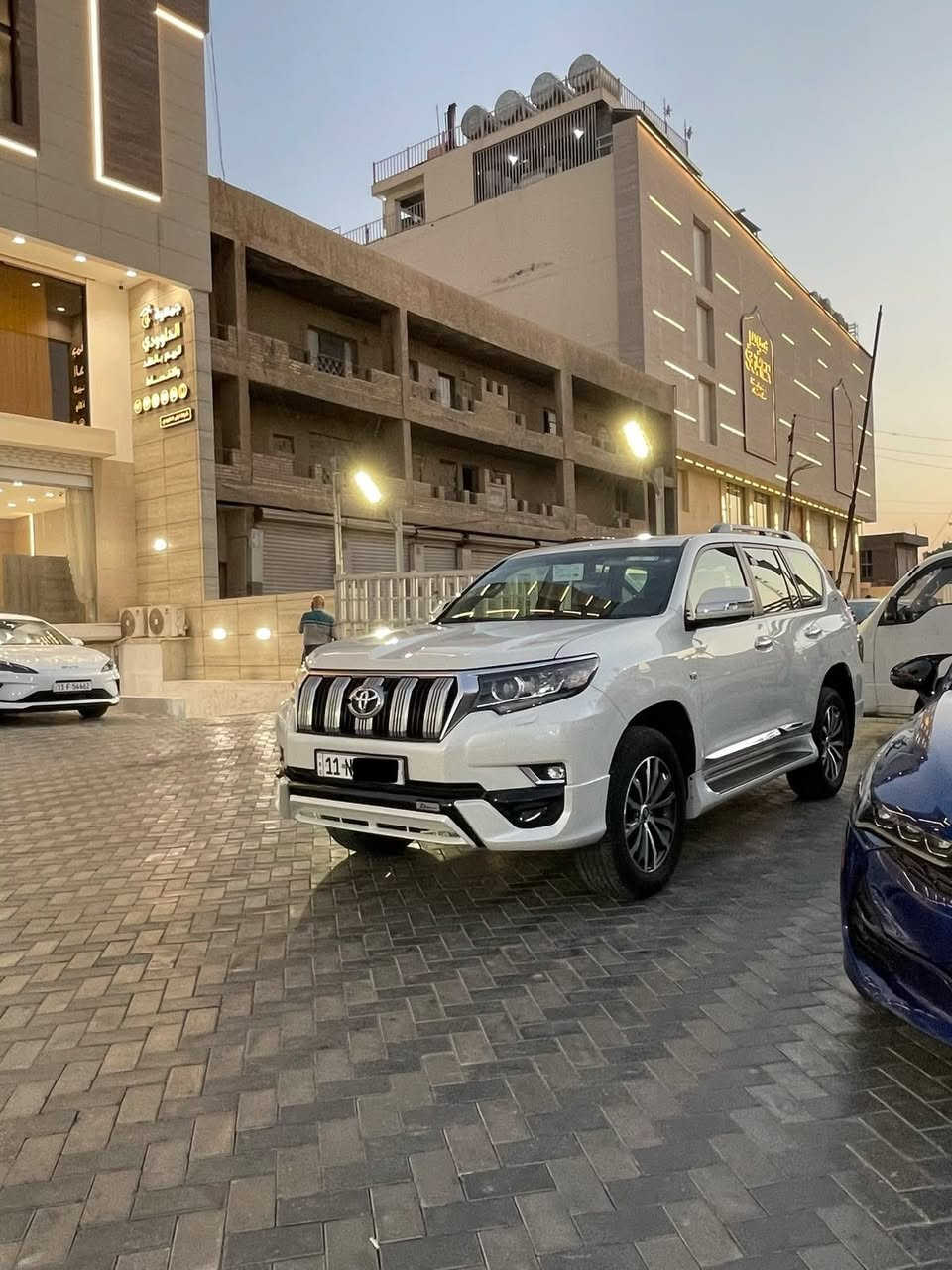 السلام عليكم تويوتاا برادو وارد خليجي شركة سااز موديل 2022 فووول مواصفات معروفه مال ساز كراسي جلد داخل قرميدي كراسي كهرباء اسلايت بصمه شاشه ام الدعاء وبعد بيها اهوايه مواصفات ماشيه 59 الف استخدام شخصي سياره مال بيت محرك 6 سلندر السياره مكفوله من الصبغ فقط بيها بارد ع كد شبر ب جاملغ الامامي اليسره وتكحيل بسيط مكان البارد وموضح بالصور فقط بعد كلشي مابيها رقم بغداد انكليزي الجديد وبأسمي التحويل مباشر السعر المطلوب 410 ورقه وبيها مجال بسيط جدآ مكان السياره بغداد ال كرخ حي الجامعة شارع الربيع للستفسار هاذا الرقم *********** وشكرآ
