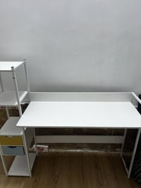 ميز دراسة • نظيف