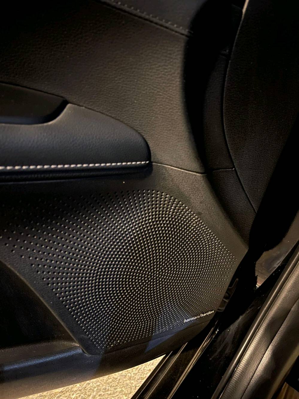 أعرض للبيع سيارة كيا موديل 2024. السيارة بلون أسود أنيق ومزودة بميزات داخلية فخمة. تم تعرّضها لحادث وتأثرت الجهة اليسرى منها كما يظهر في الصور. الأبواب الداخلية والنظام الصوتي بحالة جيدة. السيارة مجهزة بفتحة سقف، ومقود رياضي، وعجلات ألمنيوم.