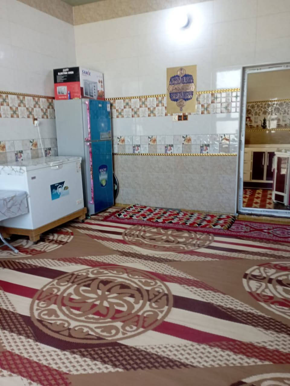 السلام عليكم دارطابوصرف للبيع مساحه325بناء200مترحديقه125طابوك جمهوري صب بناءدرجه اولى بيه غرفتين وحده6×4سويت والثانيه5×4صاله11×4مكشوفتين 3حمامات براني9×4بس بعده بدون لبخ مطبخ حار3×3والبارد6×4الغنوان الحيره حي الحسين قرب المدرسه الصيني الجديده الاتصال ***********
