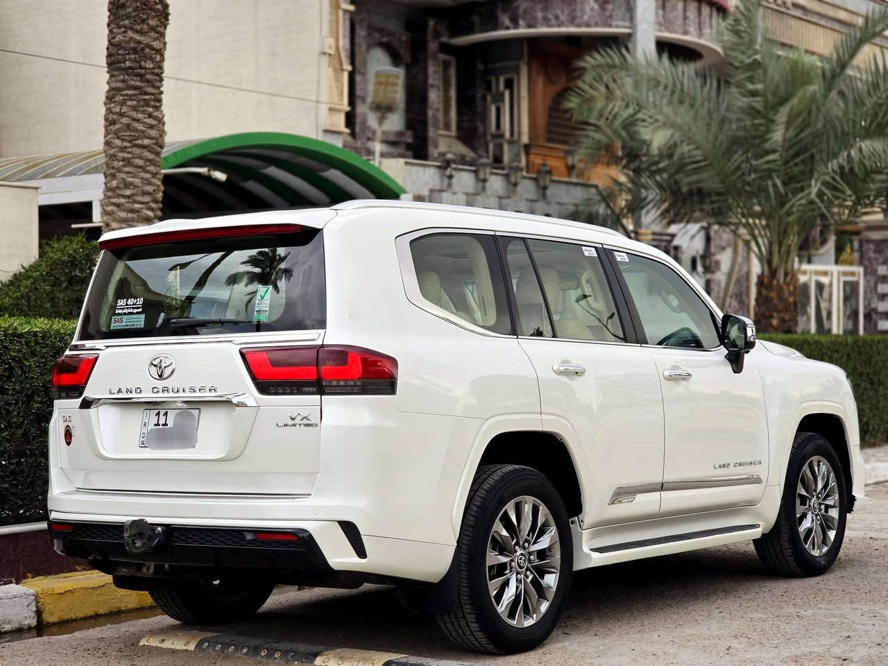 اللهم صل على محمد وآل محمد 
للبيع 
لاندكروز 2024  VX ساز لمتد اصلي بعدها بالضمان 
المواصـفـات 4 كامرات و فتحة سقف و كشنات الاماميه كهربائية و تدفئة و تبريد و الكشنات الوسطيه تبريد و كشنات الخلفيه كهربائية 
كشاف LED مصابيح امامية 3 عدسات LED 
نظام ترحيب في الأبواب خزن ميموري صندوق كهربائي كامرات 360 درجة شحن لاسلكي ثلاجة 
نظام تعليق نظام زحف دفلوك امامي خلفي 
دبل ثكيل  دبل خفيف شاشات خلفية مثبت سرعة تحديد مسار سماعات JBL بعد هواي مواصفات ماشية 53 الف السياره كفاله عامه باستثناء رصعه ومسحوبه بي دي ار  في الباب الخلفي 
رقم بغداد ومكانها بغداد السعر 74000 دولار 
للأستفسار ***********
