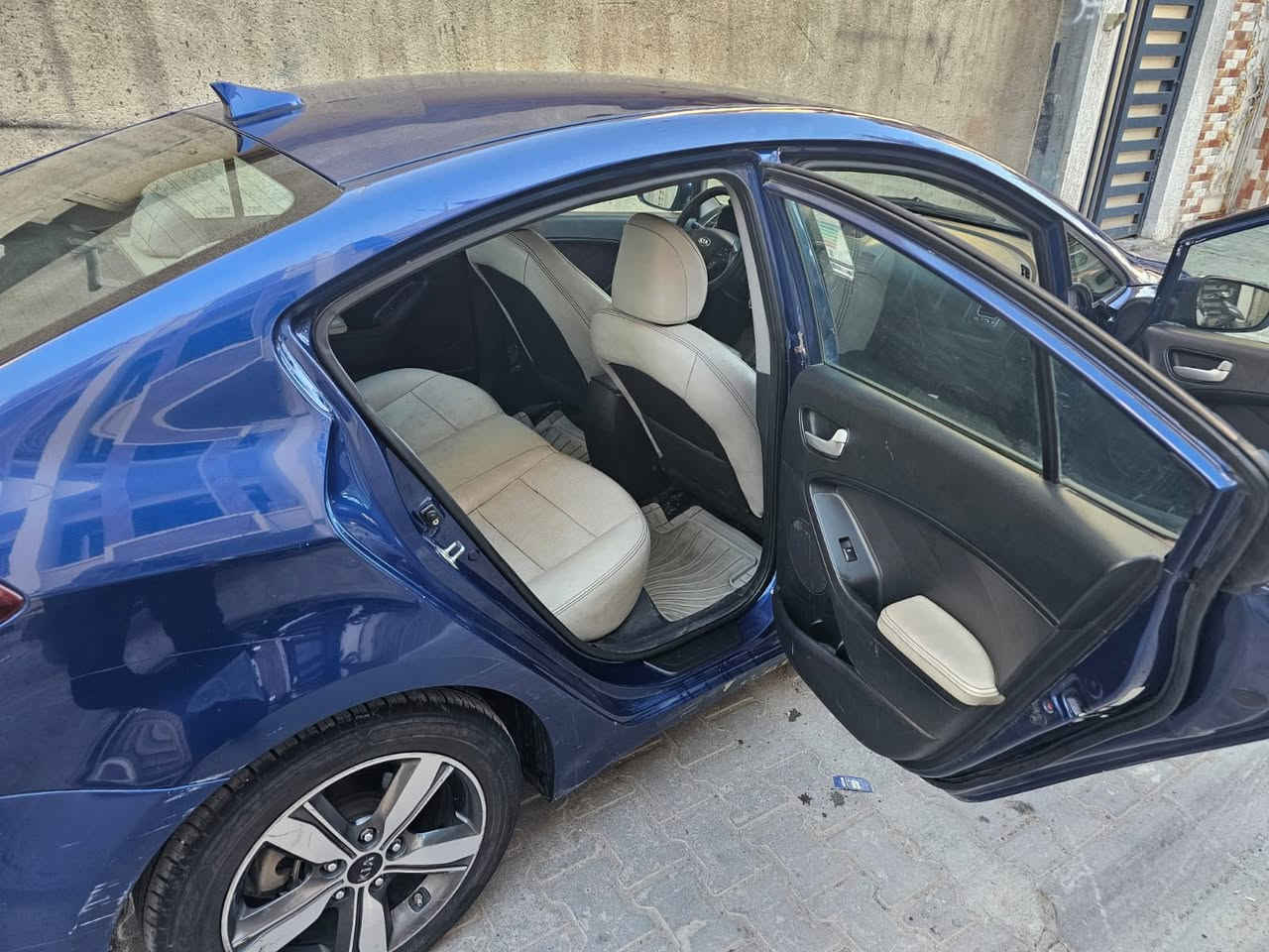 سلام عليكم مكلف بلنشر
كيا فورتي موديل ١٨ امريكي
٣ قطع صبغ وحدة كلير
رقم بغداد سنوية نافذة
صدر  تايرات ويل كب اصلي
شاشة كار بلي حساس كامرة
داخل جلد ابيض فول تحكم ستيرن تبريد ثلج  سياره ماشيه 138
بغداد الحرية  سعر 110 وبيه مجال 
رقم الهاتف *********** رقم صاحب السيارة
