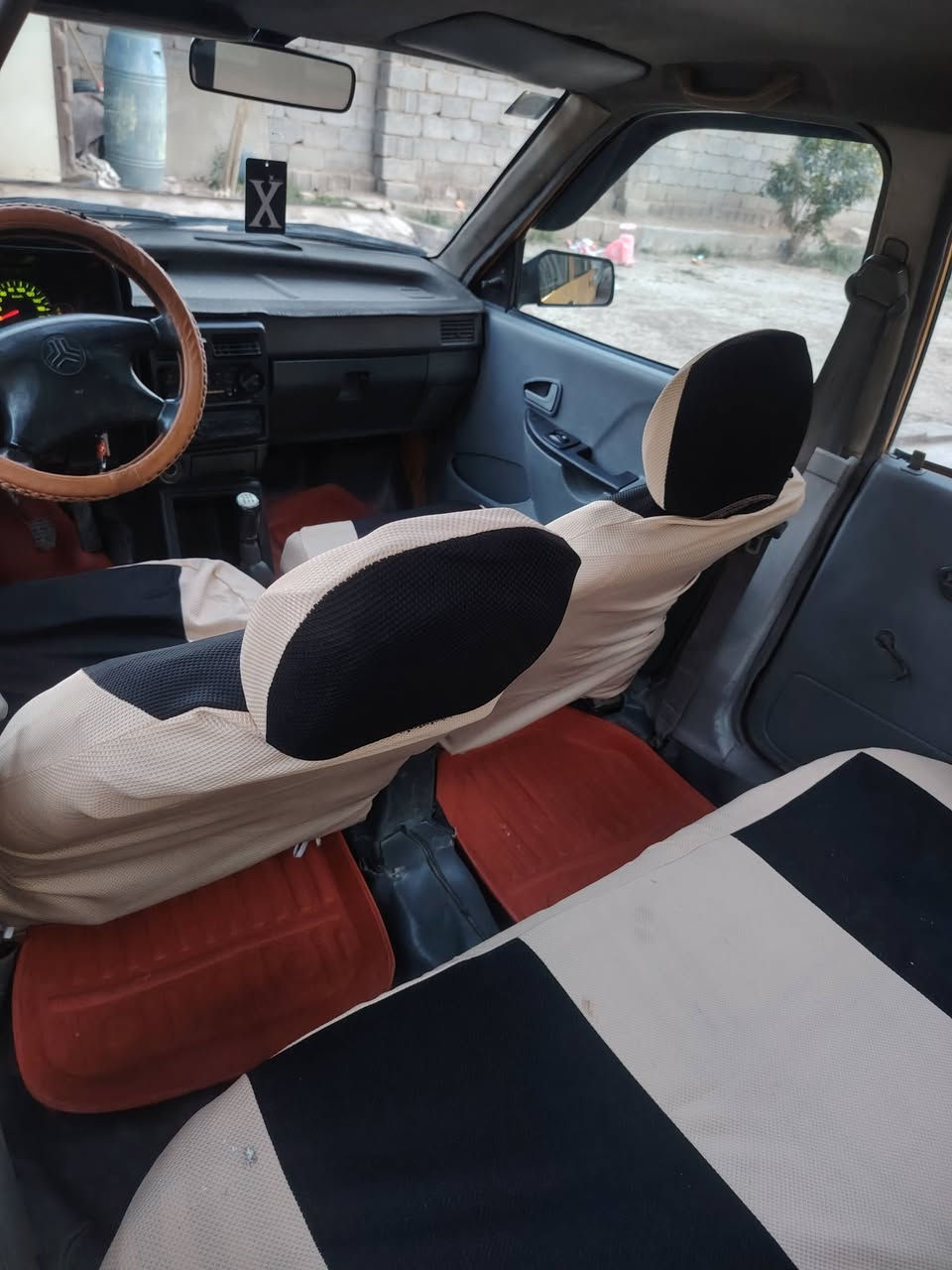 سلام عليكم سايبه 2011بغداد/ مصفره هيئة وغرامات رقم إنكليزي سنويه مجدده ب اسمي تحويل ثاني يوم السياره مثل ما واضحه بل صوره حلوه السعر 22 وبيهه مجال مكان كربلاء*********** للعلم بيهه خياس قليل
