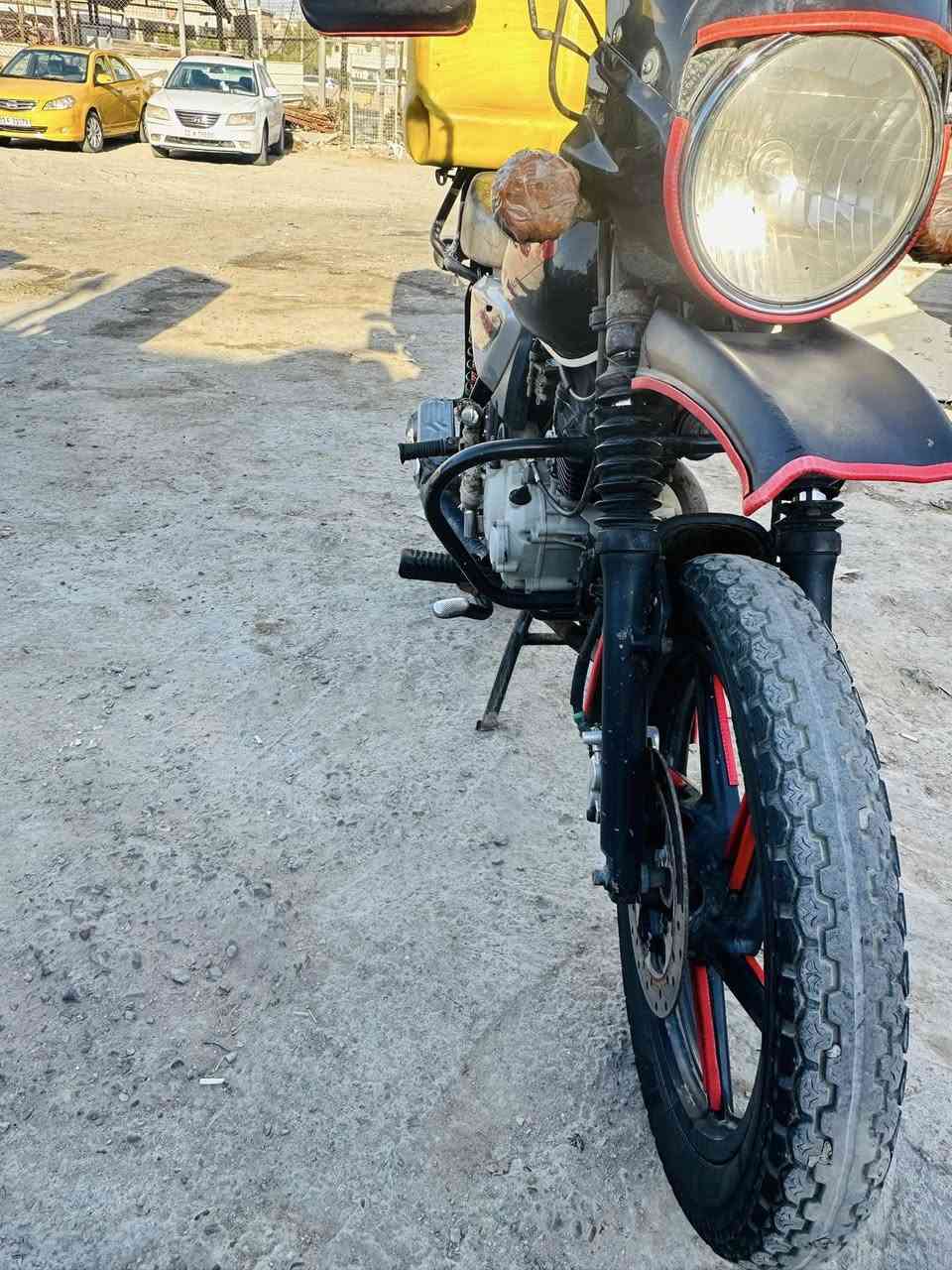 دراجة بوكسر للبيع موديل 2023 الدراجة طالعة من التجفيت جديد جفتتها يم مجمع الأخوين مكان الدراجة بغداد شهداء السيدية السعر 750 وبيها مجال يرادلها ترتيبات بسيطة رقم الموبايل ***********
