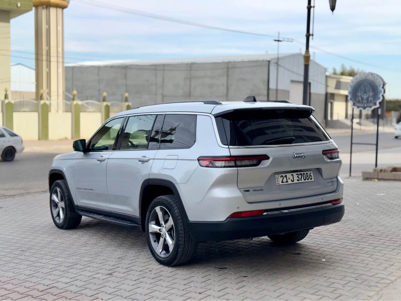 Jeep Grand Cherokee 2021
جيب گراند شيروكي 2021

مواصفات Laredo 4x4 
-مقاعد تدفئة-
ستيرن تدفئة-
رادار جانبي و امامي-
لايت LED زينون-
شاشة كبيرة-كاميرا خلفية
صندوق كهربائي 
شغال

مكينة ٦سلندر حجم ٣.٦لتر تنفس طبيعي

السيارة بدون ضرر و بدون ضبغ
السيارة كلش حلوة و نظيفة 

السيارة رقم دولي شمالي
مكفولة من كير و محرك و كهربائيات

سعرر ((290)) بي مجال قليل 
مكان السيارة
كركوك داخل مدينة 
*********** كركوك, العراق
