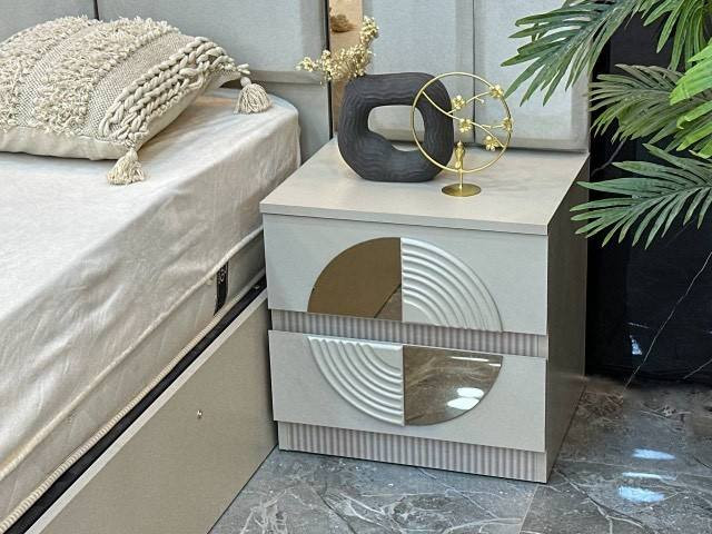 غرفة نوم تركي مستخدم  9 قطع 
ميز تواليت + انارة 

كرسي ميز تواليت 

كنتور  + انارة 

سرير + ساعة رقمية وانارة 

جزامة 

طاولة سرير جانبية عدد 2

مرآة 

فقط الميز تواليت بي حرق بسيط ع الجهة اليمنى من خزاتنه السفلية اما باقي الغرفة نظافة فول شخط مابيها 

اشتريتها بمليون و550 

رايدها بمليون و50

الي حاب يتواصل وياي على هذا الرقم 

***********
العنوان بغداد شارع حيفا
