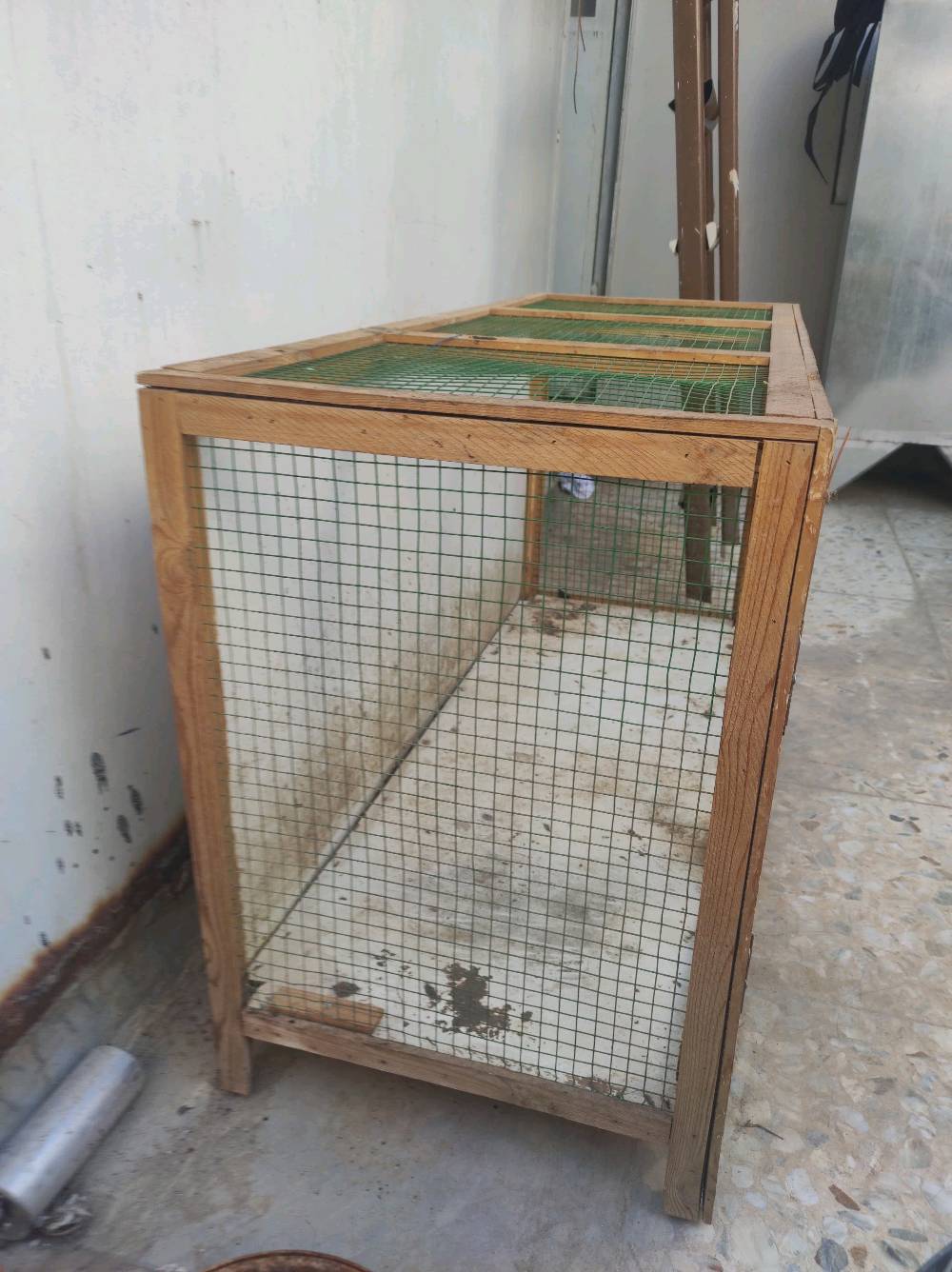 قفص دواجن ويرهم لطيور الزينة 
((مستعمل ))
خليت سطل الصبغ حتى يتوصح الارتفاع