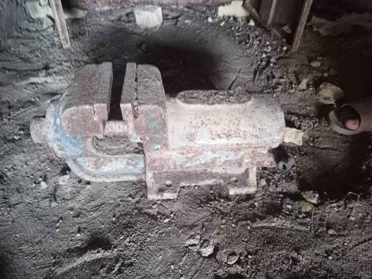 غراض للبيع 
مكينة لحام + منغنه + كتر + سلسلة رفع 
سعرهن للاستفسار على الرقم ***********
مكاني القرنه الشرش
