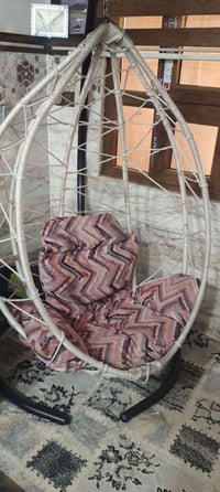 للبيع • كرسي