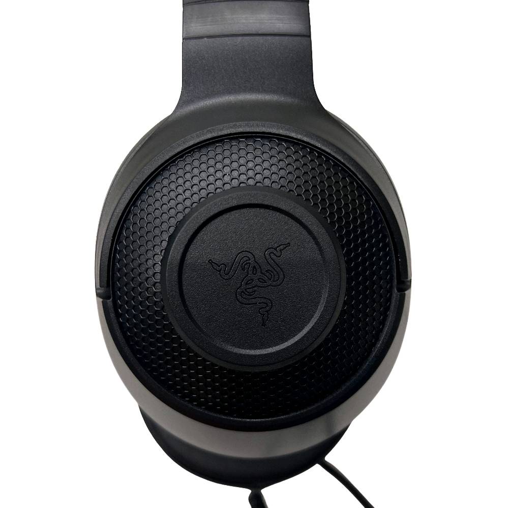 🎧🔥 Razer Kraken X – خفة ما تحس فيها وصوت يخليك وسط اللعبة!

صوت محيطي 7.1 🎯، ميكروفون واضح 💬، ووسائد أذن مريحة 👓

متوافقة مع كل أجهزتك 📱💻🎮

استعد للغوص في تجربة لعب لا تُنسى!
سماعة رأس فائقة الخفة مصممة لجلسات الألعاب الطويلة والمريحة.

تتميز بتصميم خفيف الوزن للغاية بوزن 230 جرامًا فقط مع وسائد أذن من إسفنج الذاكرة لتمنح راحة مثالية أثناء اللعب لساعات دون إحساس بالثقل.

توفر تقنية الصوت المحيطي 7.1 تجربة صوتية غامرة مع تحديد موضعي دقيق للأصوات، للتعرف على اتجاهات الخصوم بدقة أثناء اللعب.

مزودة بمحركات صوتية مقاس 40 مم مضبوطة حسب الطلب لتقديم صوت قوي وواضح مع جهير عميق وغامر يمنح تجربة صوت واقعية ومفعمة بالتفاصيل.

يأتي الميكروفون القلبي الشكل القابل للطي بتصميم مرن قادر على عزل الضوضاء المحيطة من الخلف والجوانب، ليمنح صوتًا واضحًا في التواصل داخل الألعاب أو أثناء المحادثات.

تحتوي على قنوات مخفية مخصصة للنظارات تعمل على تقليل الضغط حول العينين وتوفير راحة إضافية لمستخدمي النظارات.

عصابة رأس قابلة للتعديل مع وسائد أذن بيضاوية الشكل تضمن ملاءمة مثالية ومتانة عالية مع الاستخدام اليومي المستمر.

اتصال تناظري 3.5 مم متوافق مع الكمبيوتر، بلاي ستيشن 4، نينتندو سويتش، إكس بوكس ون™، والهواتف الذكية.

مصممة بعناية لتجمع بين الراحة، الأداء العالي، والجودة الفائقة التي تشتهر بها RAZER.

للاستمتاع بتجربة ألعاب واقعية وغامرة مع Razer Kraken X – الخفة التي لا تُشعر، والصوت الذي لا يُنسى.