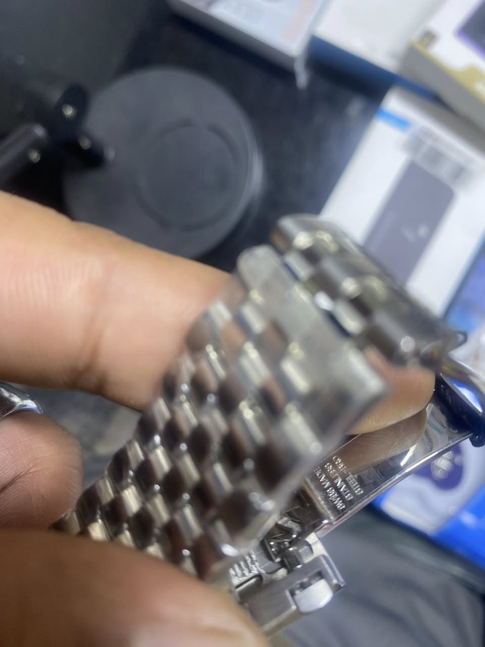 السلام عليكم ساعهIWC سويسري ميكانيك تكويك ضد الماء تصل الى ٢٤متر اخذلها سكرين وشوف جديده لوك مفوله وهاي تفاصيلها الي بالكوكل طلعت بالدي اج ال البريطاني فول ومكفول نفتح مزادها ٦٠الف وزاد الله من زاد وزنها كلش ثقيل


**إذا كنت صاحب هذا الإعلان وتريد حذفه لأي سبب، رجاءا أرسل رسالة إلى الدعم الفني**