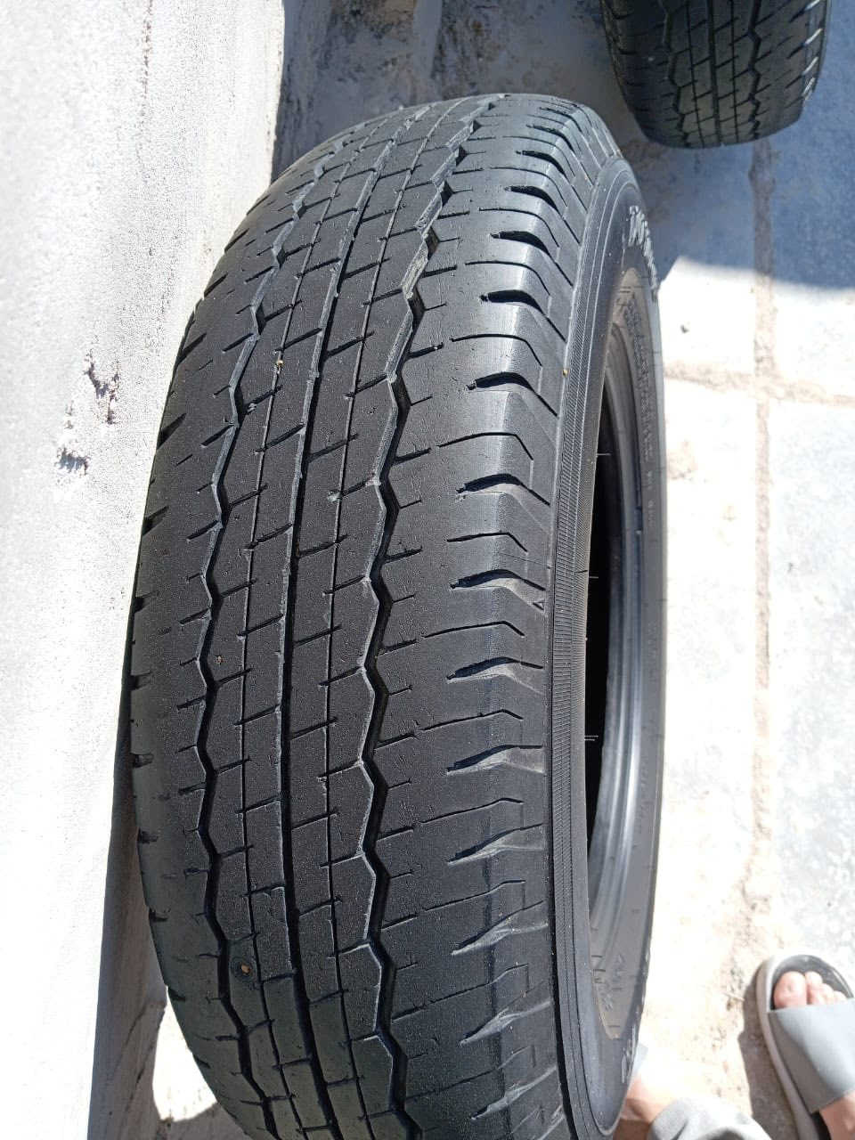 سلام عليكم تخم تاير دلوب للبيع نضافه 80 بالميه بس واحد بيه ركعه نتاج نهايه ال 24 سعر 220وبيهن  مجال قليل رقم تلفوني ***********
