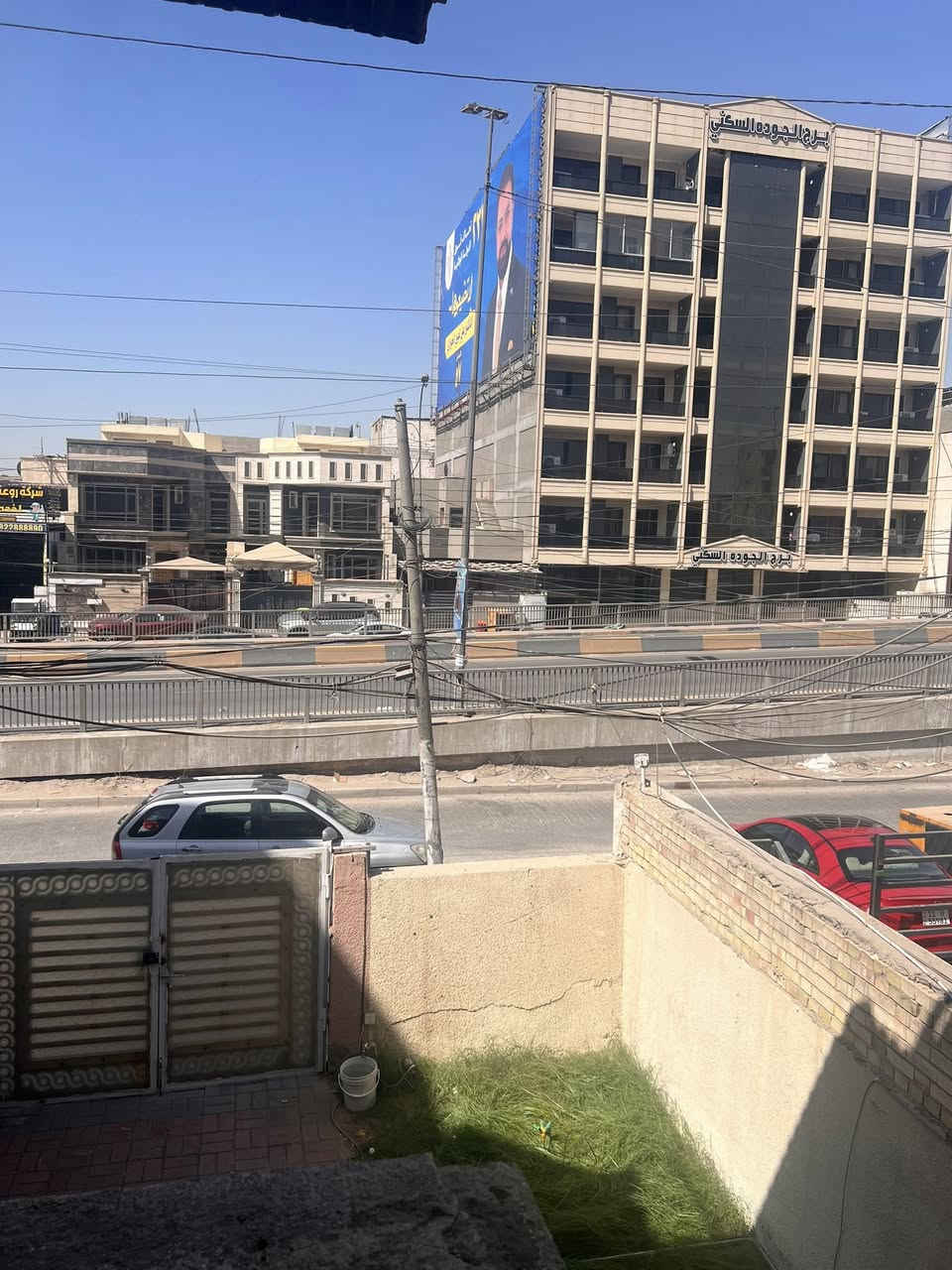 بيت للإيجار على الشارع العام المجاور جسر الربيعي المساحة ٢٠٠ متر ثلاث غرف نوم صالتين حديقة كراج يقع البيت بجانب عمارة الصقال الاتصال ***********
