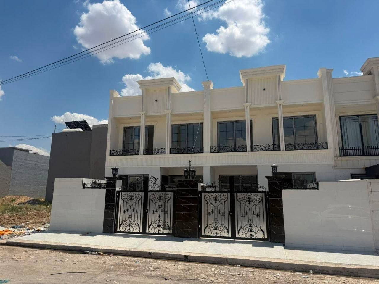 🔸سند طابو يتسجل بإسم اي عراقي
📍أربيل-منزلين للبيع حي 8حساروك قرب شارع كورنيش ع شارع 15M

➖مساحة 125M+125M طابقين 
يتكون⤵️
➖4غرف نوم 
➖استقبال-صاله-مطبخ-مجموعه صحيات-كراج
***********
***********
***********
**********************
في حال لم يتوافق العقار مع رغبتكم او لم يكن بقدر امكانيتكم زوروا موقعنا على تلكرام للتصفح على اكثر عدد من العقارات المتوفرة•https://t.me/miran_48

7 دفتر
