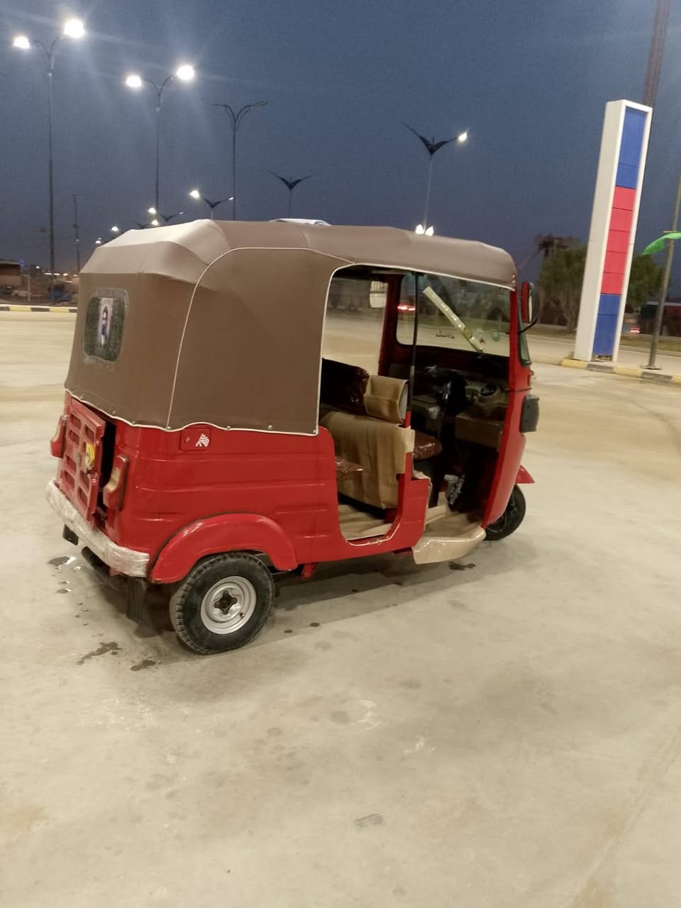 السلام عليكم تيك تيك للبيع موديل 2017 اوراق هذا رقمي *********** شراي اتصل اوراق  مقفوله للترقيم ماكينه مال 20 جديده لا تنقيص ولا تبخير كهربائيات كلها شغاله تخم تاير تعمير جديد ما ناقصها اي شيء السعر 4,000
