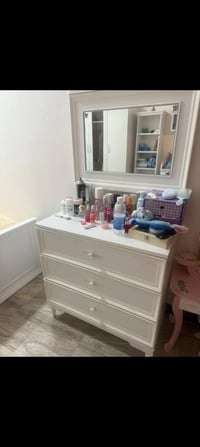 عندي سرير  وميز مكتبي وميز مكياج يي ضرر مابي ونضيفات امان الله   وايضا...