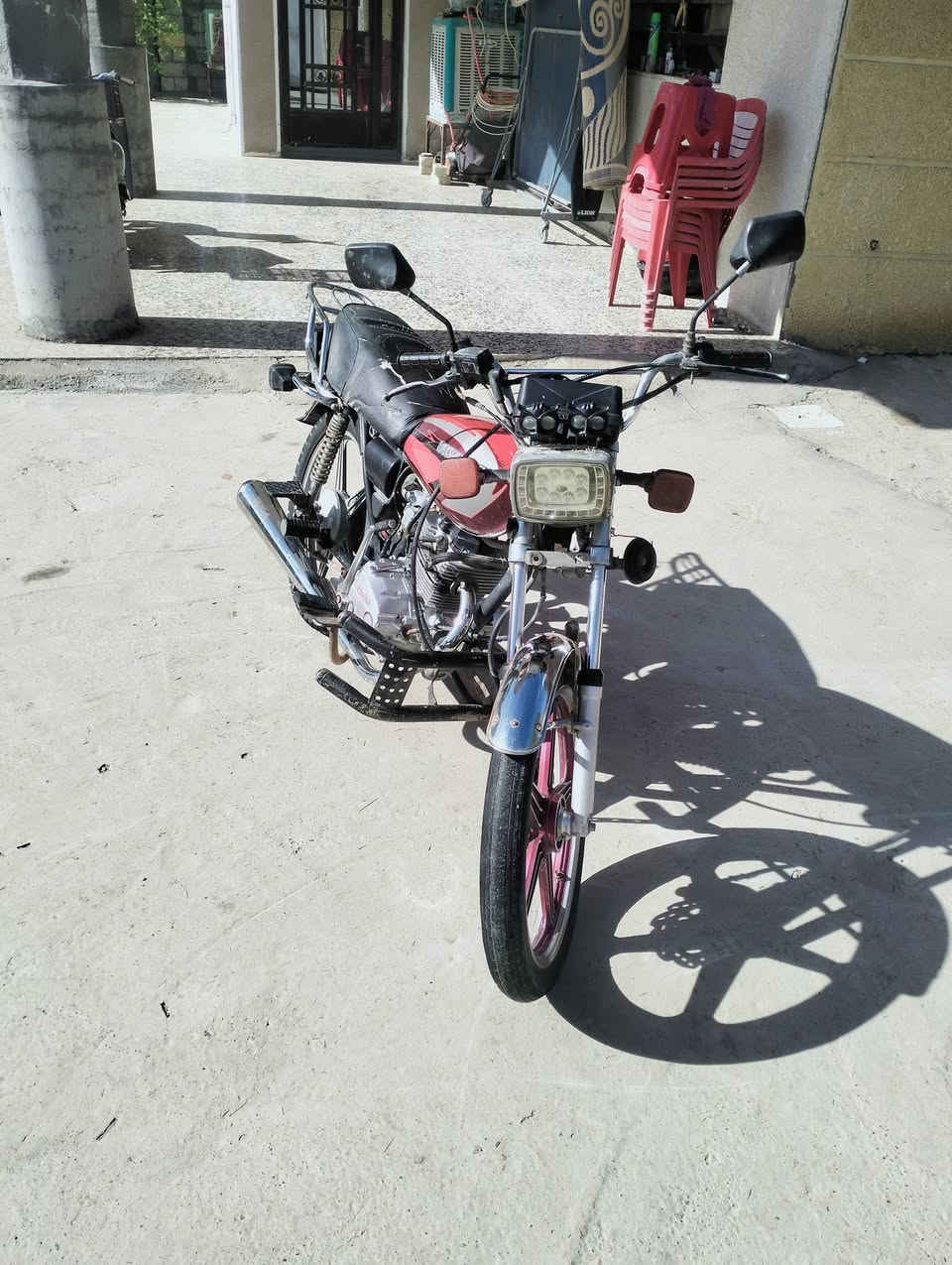 السلام عليكم دراجه للبيع سيفان موديل 21 محرك لاتنقيص ولا تبخير نقص باتري كهربائيات شغاله لايت عالي ناصي وسكن خلفي وهورن سلف نكره بس الباتري ميت تريد جيب وياك باتري وتفحص سلف بالخدمه سعرهة 350 وبيها مجال المكان بغداد راشديه الحسينيه ***********
