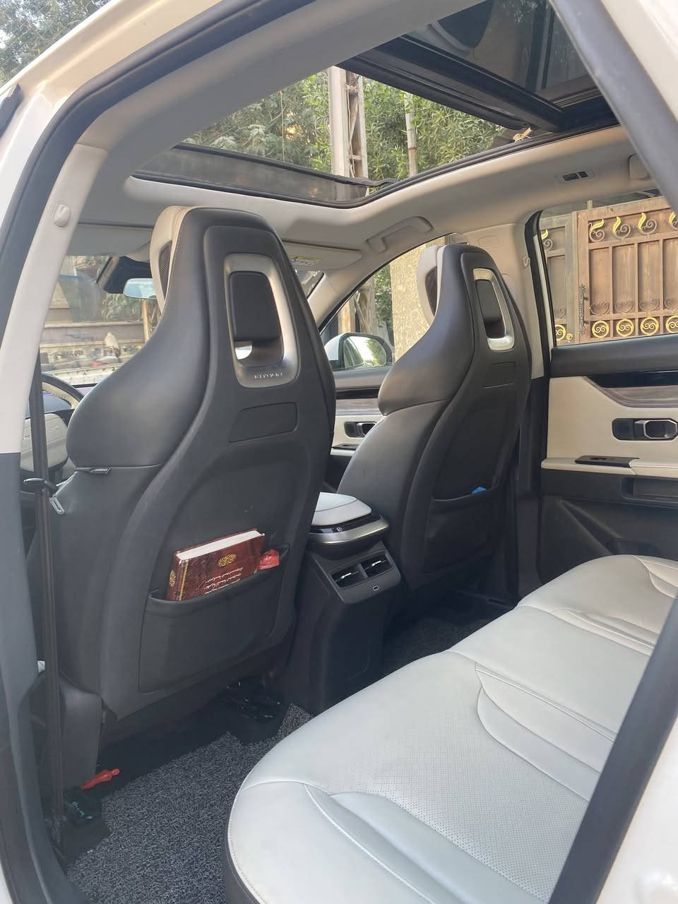 🚗 للبيع: جيتور داشينج 2024 - فول مواصفات (فئة لكجري Luxury) 🚗
السلام عليكم، للبيع سيارة جيتور داشينج (Jetour Dashing) موديل 2024  ، السيارة بحالة ممتازة جداً وتحت الضمان وبحالة الوكالة.
📌 التفاصيل والمواصفات:

الفئة: لكجري Luxury (أعلى فئة - فول مواصفات).
المحرك: 1.6T توربو (قوة ونشاط ممتاز).

اللون الخارجي: أبيض (مكفول من الصبغ والحوادث).
المسافة المقطوعة (الممشى): 31,000 كم فقط.
الحالة: سليمة تماماً وبحالة الوكالة (جاهزة من كل النواحي).
الضمان: السيارة تحت ضمان الوكيل الرسمي ومستمرة بالصيانة الدورية.
✨ أبرز مواصفات فئة اللكجري:
شاشة عملاقة تدعم نظام الترفيه والخرائط.
كاميرات محيطية 360 درجة بوضوح عالي.
رادارات أمامية وخلفية مع نظام تحديد المسار وتنبيه التصادم.
سقف بانوراما بالكامل.
كراسي جلد كهربائية مع ميزة التدفئة والتبريد.
إنارة محيطية (Ambient Light) مميزة.
صندوق خلفي يفتح كهربائياً.
💵 السعر المطلـوب:
 26 مليون دينار  (وبيه مجال بسيط للشراي المعتمد بعد المعاينة).
📍 مكان تواجد السيارة: بغداد / البياع
📞 للاستفسار والاتصال: [ *********** ]
