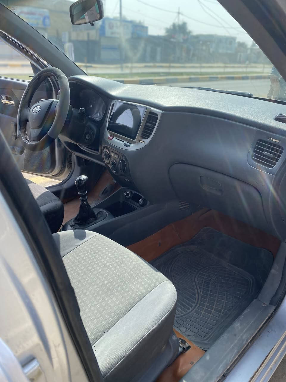 السلام عليكم كيه ريو كير. عاادي.
السياره جاهزه للخير 

تخم تاير مكينه كير تبريد كله. شغال. 

وارد خليجي السياره حداديه. حلوه. 

مكينه 1600 

مكاني ناصريه وركز 

***********

السعر 63 وبيه مجاال.
