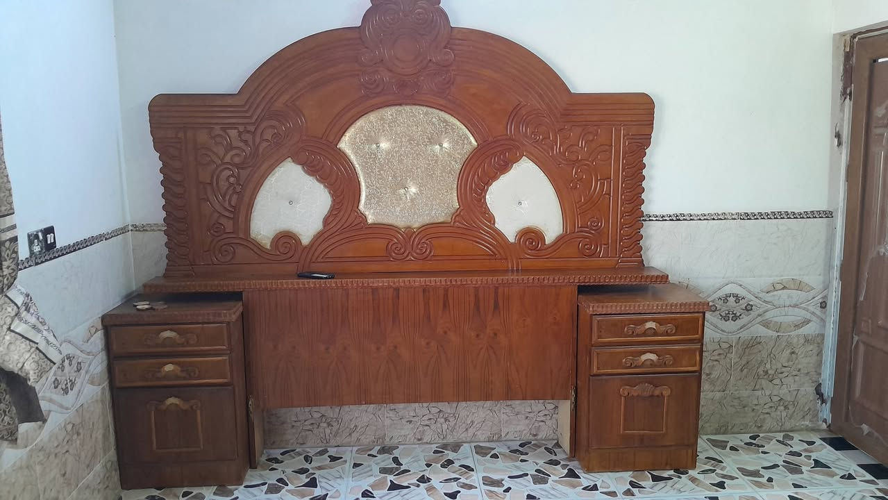 السلام عليكم 
غرفه خشاب ملحق للبيع جديده بمعنى الكلام السعر ع خاص 
رقم الهاتف: ***********
