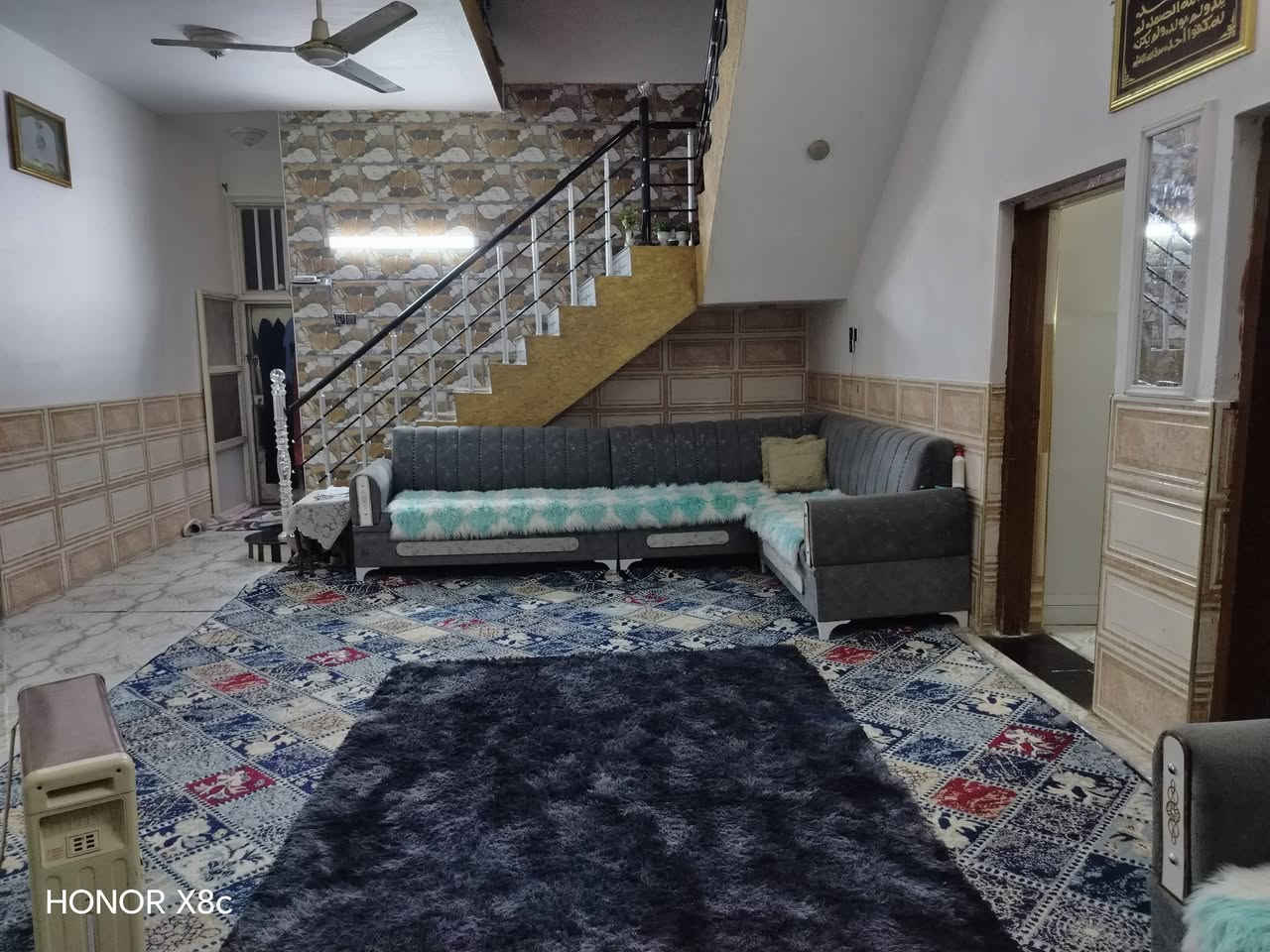 #دار البيع :الموقع حي الفرات شارع السنيه السياحي قرب صيدليه الرامي يبعد عن شارع 30متر.
-المساحه 310متر
-نوع الملكيه سند زراعي (سند 25)
-الموصفات :
-اساس (كونكريت مسلح )
-السقف (كونكريت مسلح )
-يحتوي ع غرف اكبار عدد2وصاله كبيره واستقبال ومطبخ صحيات داخليه وخارجيه وطارمه كبيره وحديقه )
-الخدمات :
-مجاري 
-مياه 
-كهرباء
#الاستفسار مراسله واتساب ع الرقم او اتصال مباشر ***********
