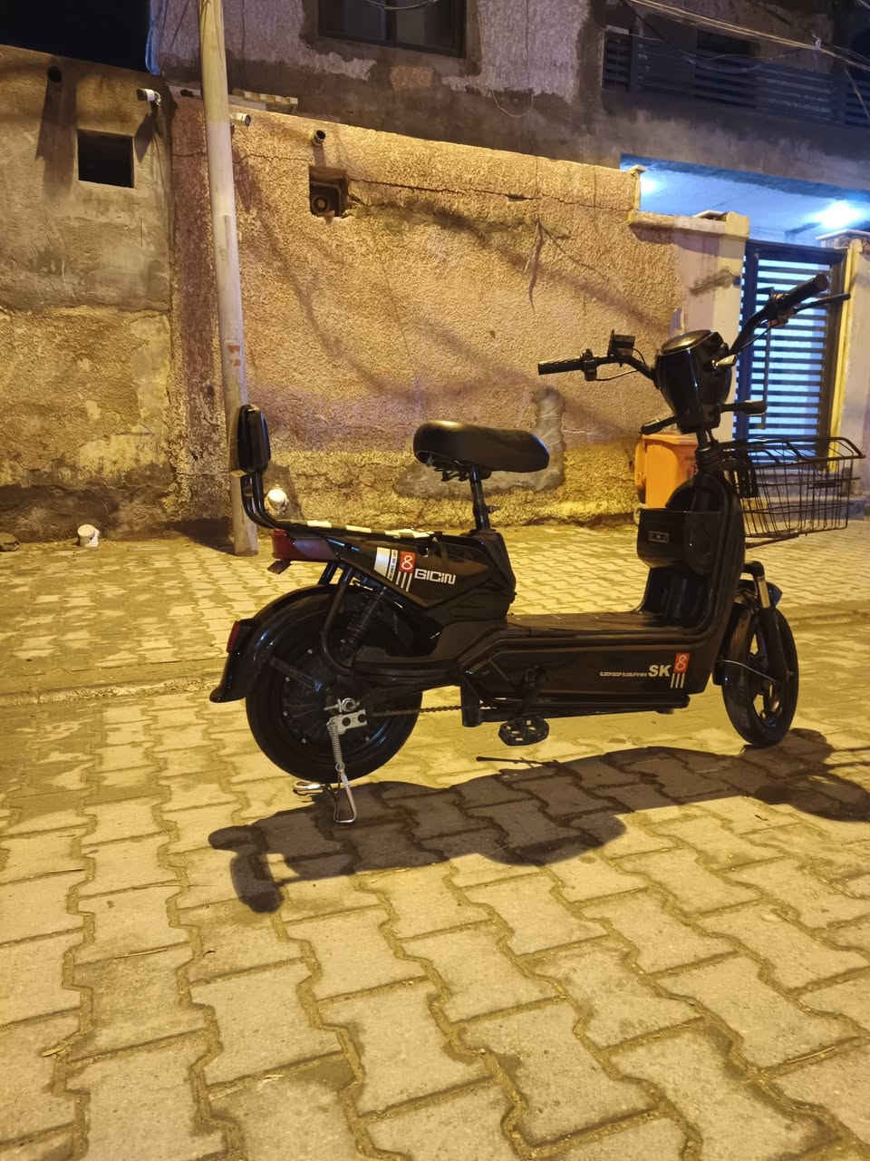 السلام عليكم
دراجة شحن للبيع 
موديل 2025 
لايت زينون عالي ناصي 
 اشاير يمنة يسرة
هورن 
3 نمر 
السرعة 99 مو حقيقي 
الحقيقي يطلع 75 
اي عطل يبين عندك بلشاشة 
بريك امامي وخلفي قويات 
قفل تاير 
بصمتين وسويجين ومفتاحين قفل تاير 
جك خلفي وامامي 
سلة تخلي بيها غراضك 
+ جكمجة 
بلوتوث 
ابيعه فارغة بدون بطاريات 
الدراجة عوزهة بطاريات 
العنوان السماوة 
السعر 125 الف وبيها مجال ♥
الي يريده يجي خاص وبي خير ويتدلل


**إذا كنت صاحب هذا الإعلان وتريد حذفه لأي سبب، رجاءا أرسل رسالة إلى الدعم الفني**