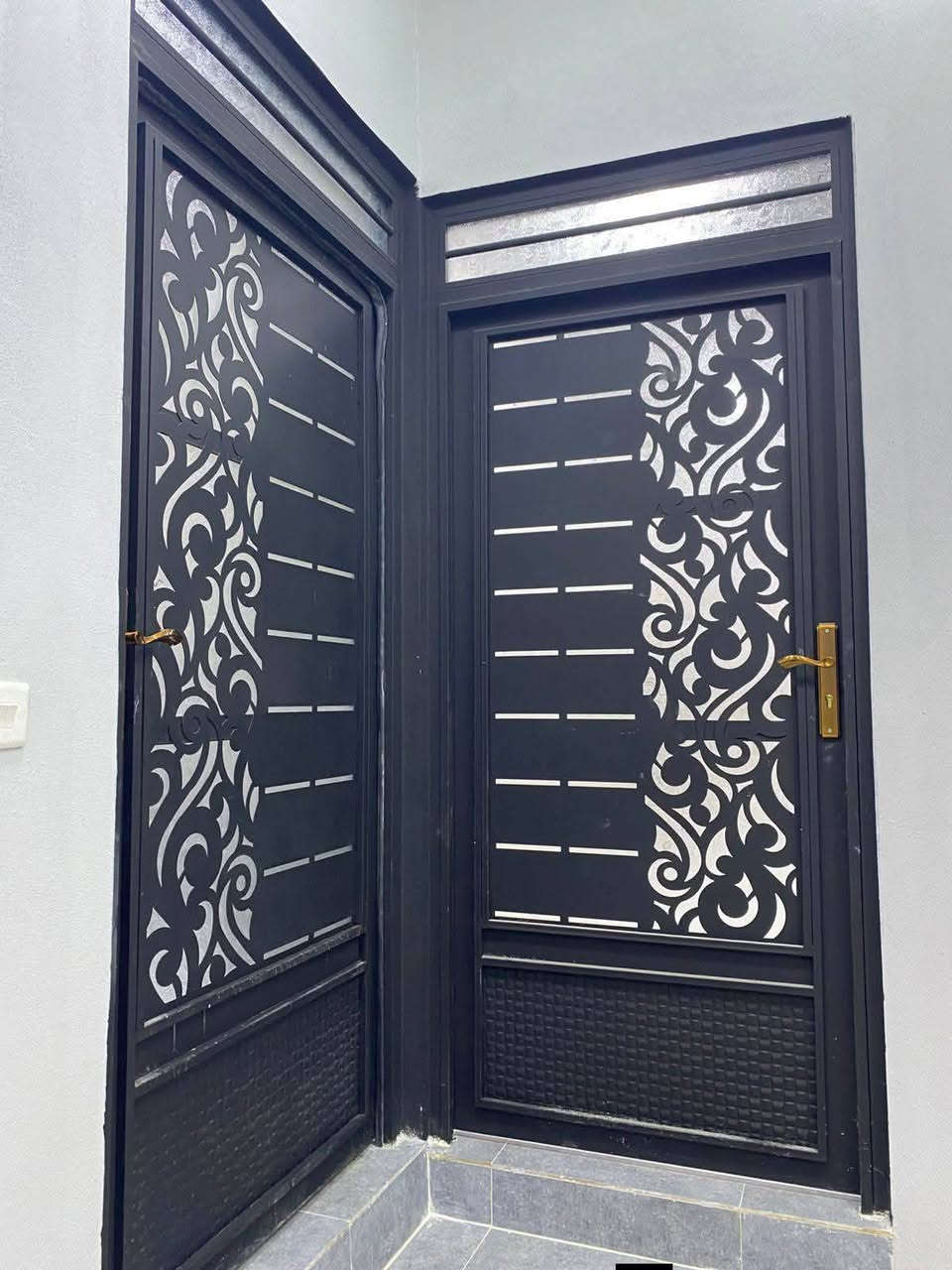 🏠 دار طابق ونصف للبيع (بناء حديث - زيرو)
الموقع: الموصل - حي الانتصار (شارع 60) من جهة الميثاق.

✅ تفاصيل العقار:

المساحة: 100 متر مربع.

نوع العقار: طابق ونصف (بناء حديث، لم يسكن سابقاً - زيرو).

الخدمات: شارع تبليط، خدمات كاملة، موقع مميز جداً.

السند: طابو الزهور (شرط التحويل باسم المشتري).

🛌 مكونات الدار:

غرف نوم عدد (2).

هول داخلي عدد (2).

استقبال واسع.

مطبخ مجهز.

مجموعة صحية (حمامين).

الاستلام: فوري ومباشر.

💰 السعر:

77 مليون دينار عراقي (مع مجال بسيط للشراي المباشر).

📞 للتواصل والاستفسار:

يمكنكم الاتصال أو المراسلة عبر واتساب على الأرقام التالية:

آسيا:*********** وتساب
