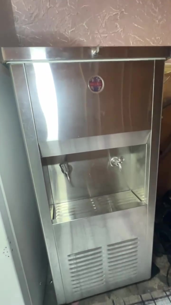 السلام عليكم 
عندي براد مي حساوي جديد 
ومستخدم جدا قليل وتبريده كلش قوي 
مشتريته  ب٥٥٠ 
رايدته ب٣٠٠ وبي مجال انزل من سعره
موقعي ( البصره  الحيانيه شارع اول لاين )
رقمي اتصال او واتساب ( *********** )
