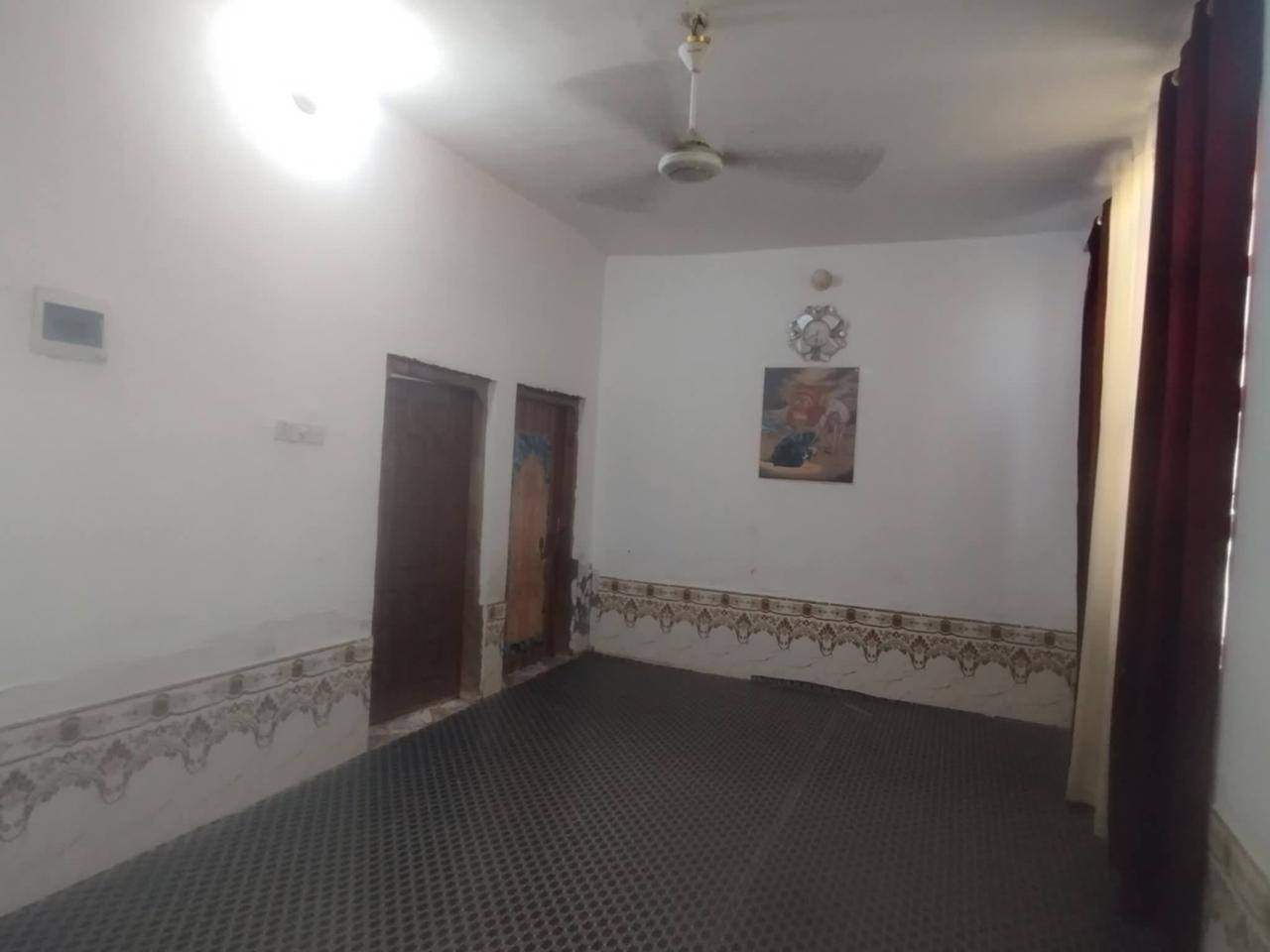 للبيع بيت زراعي
مساحته  ١٥٠ متر بالسبل لاولى غرفتين وصاله ومطبخ وصحيات واستقبال مسافه عن لمدرسه السعر ٥٠ وبي مجال
للاستفسار واتساب ***********
