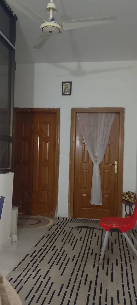بيت طابقين(حي الزيتون)
تفاصيل البيت 
💥الطابق الارضي 
هول 
غرفه 
دوانيه 
مطبخ 
تواليت+حمام داخلي 
كراج ياخذ ٣ سيارات 
حمام+تواليت خارجي 

💥الطابق الثاني 
ثلاث غرف 
حمام+تواليت داخلي 
منور ودرج صعود الى السطح 

💥حجم البناء الفعلي ١١٠ متر 
من غير الكراج
سنه البناء 2017

💥العنوان 
حي الزيتون خلف الشارع العام مباشرتا 
مباشرتا خلف سنتر الزيتون 

المنطقه اكثر من راقيه الجيران كلها موظفين وهدوء

السعر 175مليون 

هاتف 
***********
