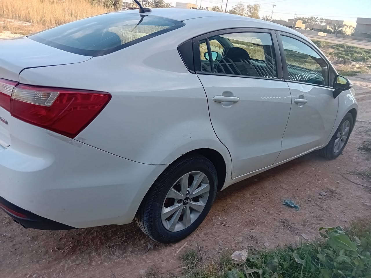 كيا ريو للبيع موديل 2012 سيارة جديده صبغ قطعتين فقط السنويه جديده رقمها ديالى  السعر 93  وبيها مجال العنوان ديالى الأسود ***********
