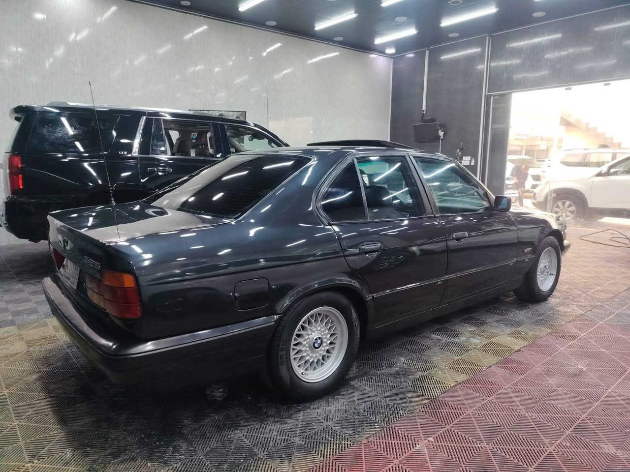 السلام عليكم
252i اصل 
بجم عريض 
فتحه سقف طكتين
غرفه M جديده حيل 
طخم خلفي امامي جديد 
حداديه وكاردن واكسل جدد
دريم شفتات جدد 
طخم ويل وتاير بل جيس 
كير ومكينه مكفولات بل جيس 
جامات اربعه كهرب 
السياره مانقصها بس ستر الله 
ترايك 200 على بصره شرط
السعر 72$
اتصل ‏‪***********‬‏
