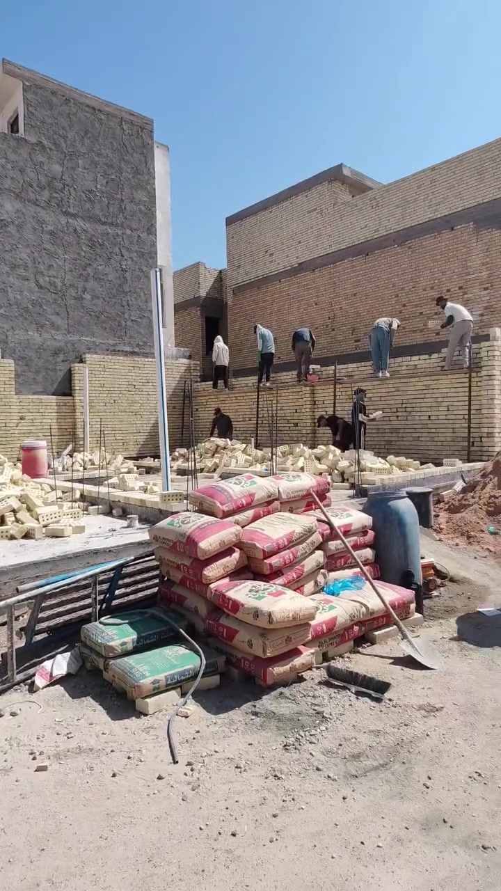 عرض الهيكل 180 الف 🧱 
مواصفات بناء بأعلى المعايير :

1️⃣ فرش الأرض بطبقة سبيس وحدلها لضمان استقرار التربة

2️⃣ فرش نايلون زراعي ثقيل لحماية الأساسات

3️⃣ تنفيذ مجاري داخل الرفت بمواد عالية الجودة امل الشريف او البركة حسب اختيار الزبون 

4️⃣ تسليح الرفت بحديد F.F مفحوص مختبريًا وفقًا لمواصفات دقيقة

5️⃣ صب الرفت باستخدام كونكريت من نوع 35C لضمان قوة ومتانة الخرسانة

6️⃣ إعداد بادلو بارتفاع 15 سم لتعزيز الأساسات

7️⃣ بناء الجدران باستخدام طابوق النهروان مع رمل مفحوص مختبريًا   تحت إشراف كادر مهني مختص

8️⃣ تنفيذ شبكة أنابيب للسبالت والساحبات لضمان التهوية الحديثة

9️⃣ تركيب فريمات حديد للأبواب والشبابيك لضمان المتانة والجودة

0️⃣ 1️⃣ ارتفاع السقف الأول 3.5م حيث يكون ارتفاع الطابوق 3 متر ورباط كونكريت 30 سم لكل جدران الطابق
وارتفاع بقية الطوابق 3.30 م 

1️⃣1️⃣ صب السقف الأول بخباطة مركزية بمواصفات متقدمة

2️⃣1️⃣ هذه المواصفات تشمل كل طابق من البناء لضمان أفضل جودة وأعلى معايير.

ــــــــــــــــــــــــــــــــــــــــــــــ

 إشراف هندسي كامل من قبل مهندسين ذوي خبرة عالية 

 لتصميم وتنفيذ منزلك  تواصل معنا الان 

الاتصال على الهات***********

 او زيارتنا في مقر المكتب 

بغداد الدورة حي دجلة شارع الابداع قرب الشركة
