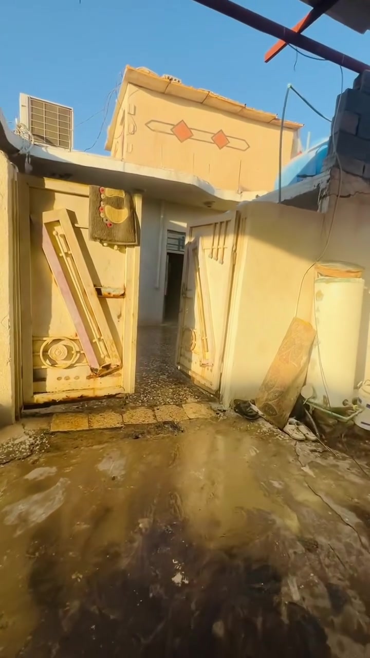 سلام عليكم بيت للبيع مساحه 200متر سند 117يحتوي على استقبال وصاله و3غرف نوم ومطبخ وحمام داخلي وخارجي مكاني كربلاء و يبعد عن المرقدين الشريفين الامام الحسين (ع) و اخيه ابو الفضل (ع) 2كيلو متر قرب قنطرت السلام فرع المدرسي  البيت سعره ب 70مليون وقابل للتفاوض رقم تواصل***********
