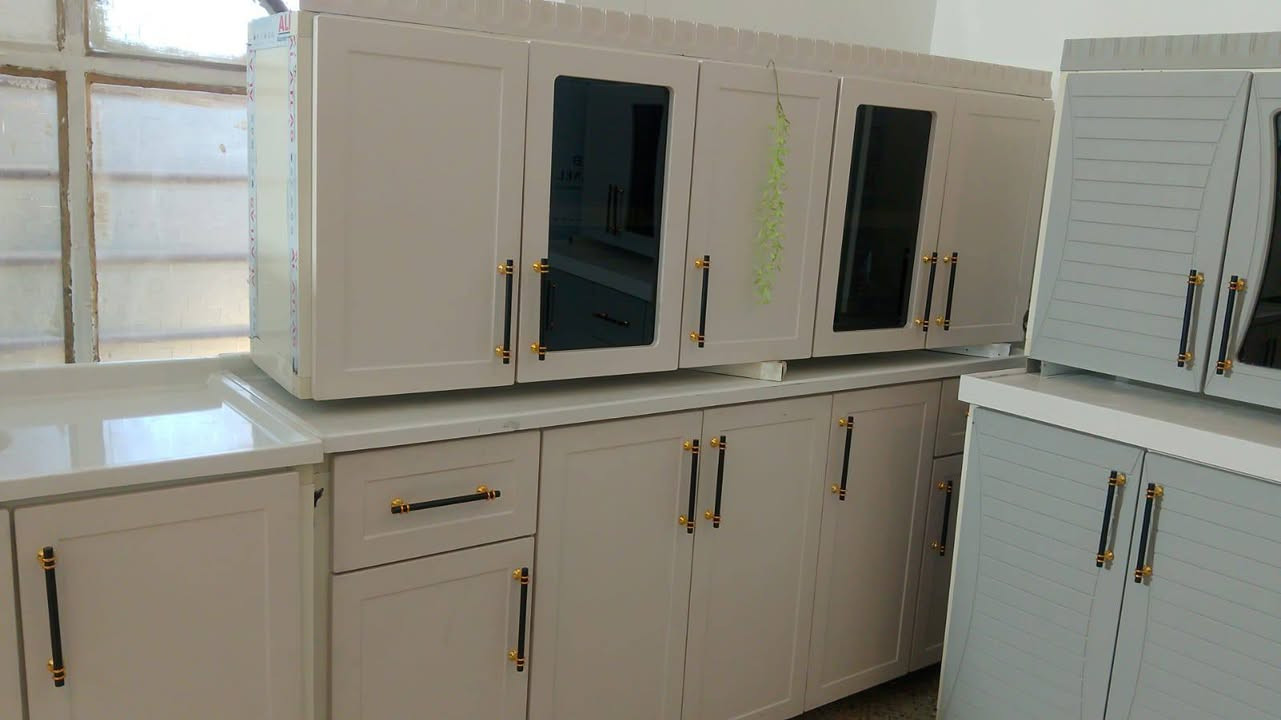 كاونتر المنيوم 
هيكل المنيوم والأبواب اج دي اف قياس مترين مع سنك متر وربع كله مرمر السعر ٨٠٠ مكان السيدية اتصال *********** بي واتساب
