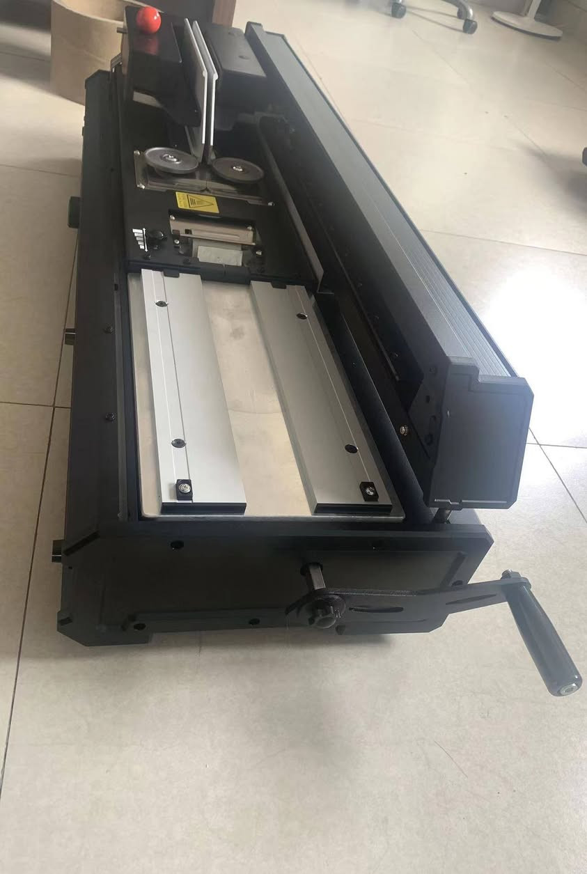 للبيع: جهاز تجليد الملازم والكتب حراري
***********
