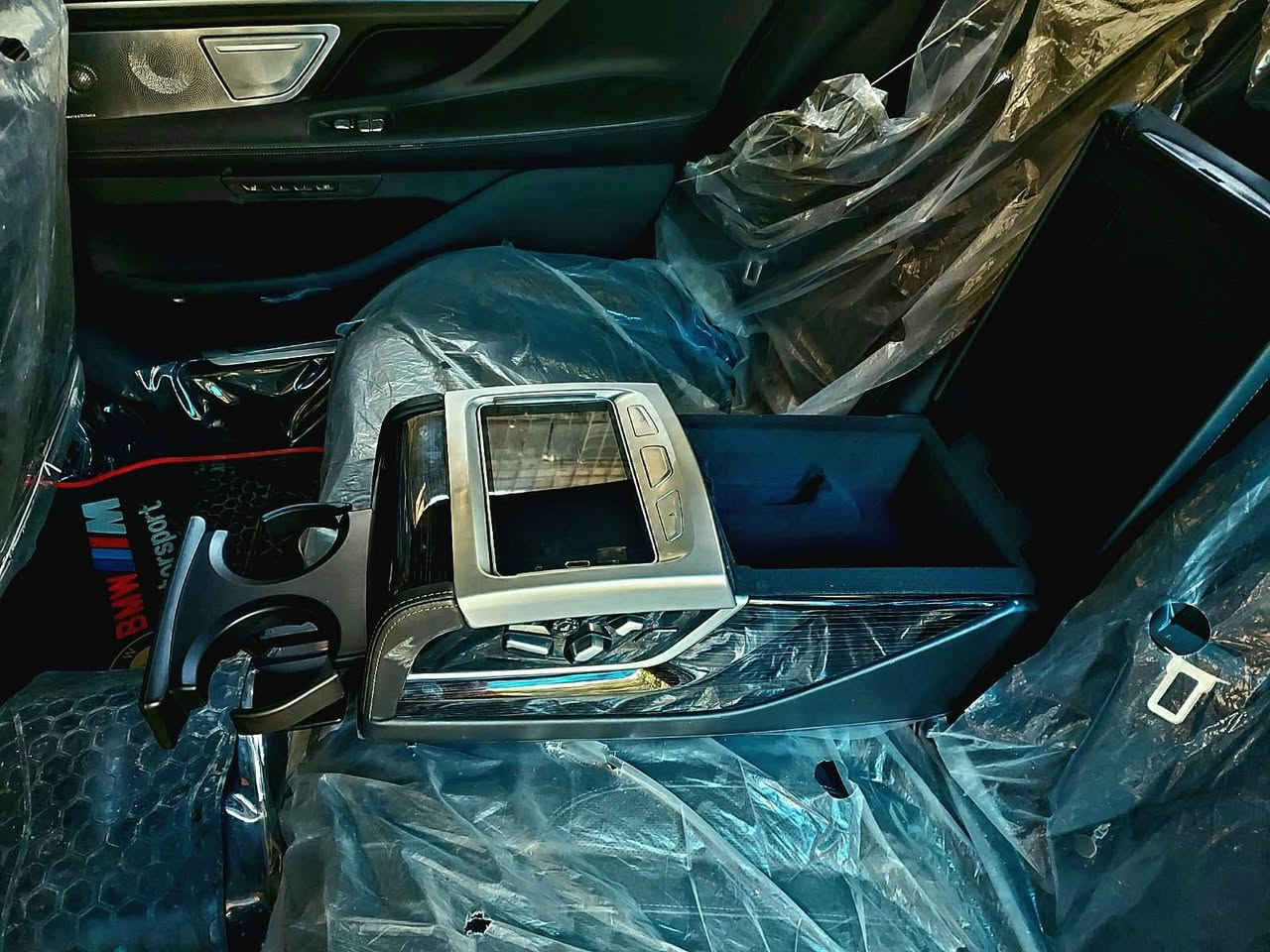 السلام عليكم للبيع فقط ... سيارة جديدة ودخول جديد (كتاب ضباط) وسعرها مناسب 
السلام عليكم BMW 750i موديل ٢٠٢٠ رقم ديالى دولي بأسمي دخول جديد ( كتاب ضباط) ماشية ٦١ الف ميل بانوراما دفع رباعي محرك ٨ سلندر توين توربو انارة داخلية محيطية بعدة الوان حتى البانوراما مري شفط كل الكشنات  كهرباء وتدفئة وتبريد ومساج وحفظ وضعيات الجلوس ايباد للتحكم بداخل السيارة من انارة ومسجل وبردات وخارطة الطريق مري بالقمارة من الداخل للمقاعد الخلفية الابواب كلها شفط + بصمة +دبل جامة   صندوق ينفتح على حركة القدم داخل السيارة جديد جدا تايرات الشركة الماني الصنع نوع Ran flat انتاج نهاية ٢٤ الشاشة محدثة باللغة العربية تجاوي كهرباء اصطفاف ذاتي حفظ مسار السيارة قيادة ذاتية في حال الرجوع للخلف في الاماكن الصعبة وبعد غيرها من المواصفات اللي بيهة سيارة جديدة بمعنى الكلمة 
سيارة مكانها ديالى للاستفسار الاتصال 
*********** 
العميد أحمد السعدي
