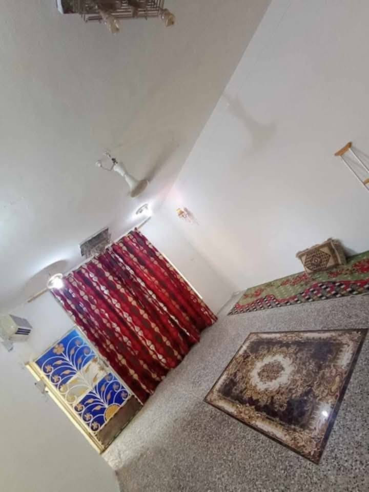 مرحبا عدي بيت للبيع العسكري الصدر الاول مساحته  ٣٠٠وبي مشتمل يحتوي علئ غرفتين وصاله وحمام وغرفة  الضيوف ومطبخ وحمام داخلي وخارجي والطابق الثاني غرفه ماستر وغرفة ثانيه وسطح الاتصالات  علئ الأرقام التأليه *********** سعره ٢٨٠ وبي مجال
