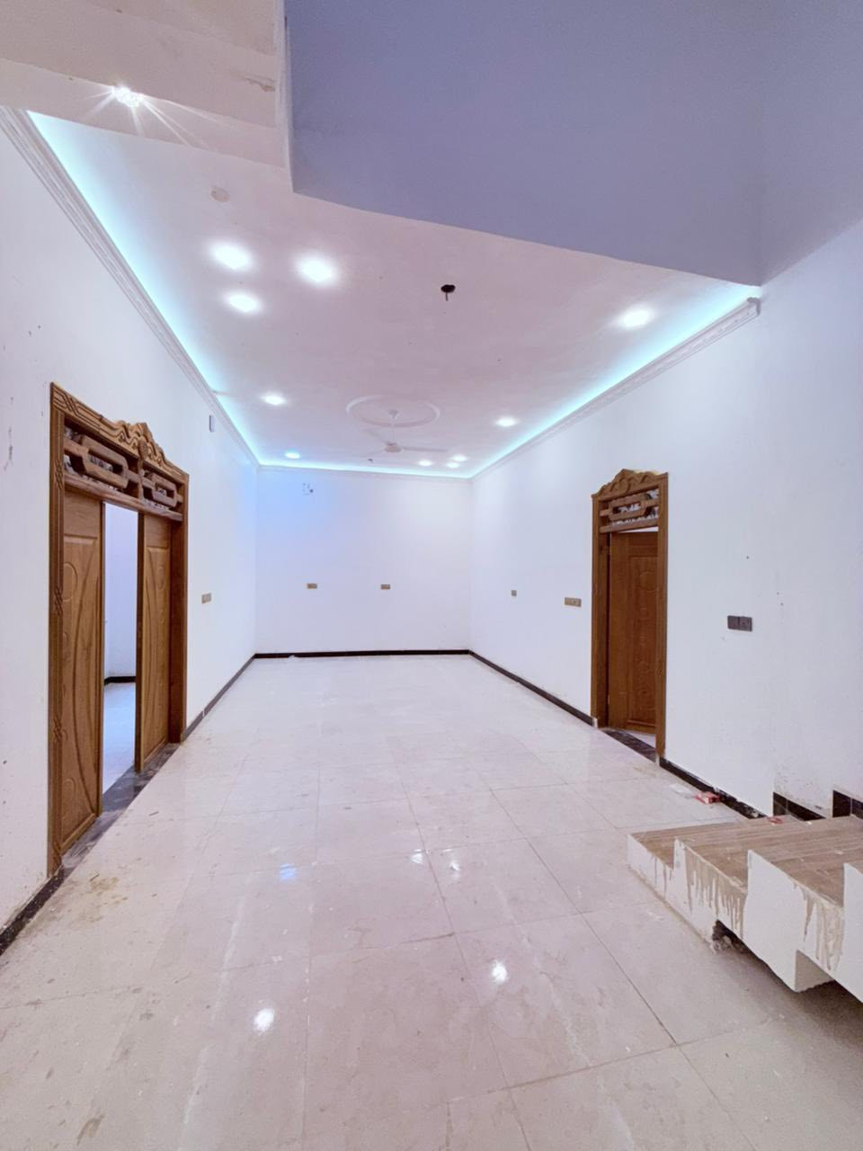 #اسعد_الله_أوقاتكم_بكل_خير
دار  سكن للبيع عدد اثنين نفس تصميم⛪️  
بيوت حلوة  مرتبة جاهزة لسكن 

#مساحة البيت الواحد ٢٠٠  متر 

#يحتوي البيت على اثنين غرف وكراج 
و ديوان 
و صاله 
و مطبخ 
و صحيات داخلي و خارجي
البيت مرتب وجاهز

كافه الخدمات متوفره 

•جنس_العقار :: طابو ملك صرف زراعي بسم عراقي  

•العنوان/ البصرة ابي الخصيب ابومغيرة قريب على شارع السايدين الداخلي أبي الخصيب

سعر البيت ١٣٥ مليون  و بي مجال 
#للاستفسار الاتصال على الهاتف 📞📳
📳((***********))
