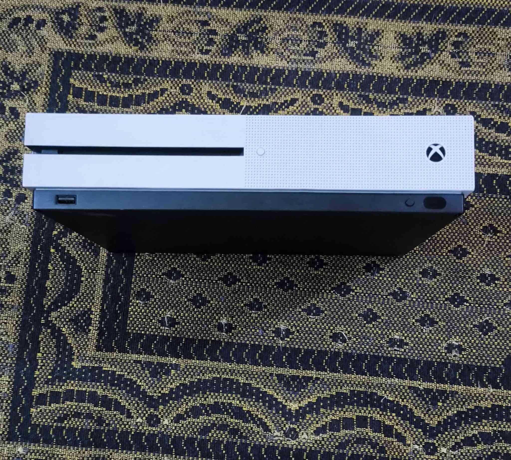 السلام عليكم 
Xbox One S للبيع نظيف مثل ما موضح بالصور، ما داخل تصليح مابي أي مشكلة سعر 180 الف وبي مجال بسيط. 
***********
