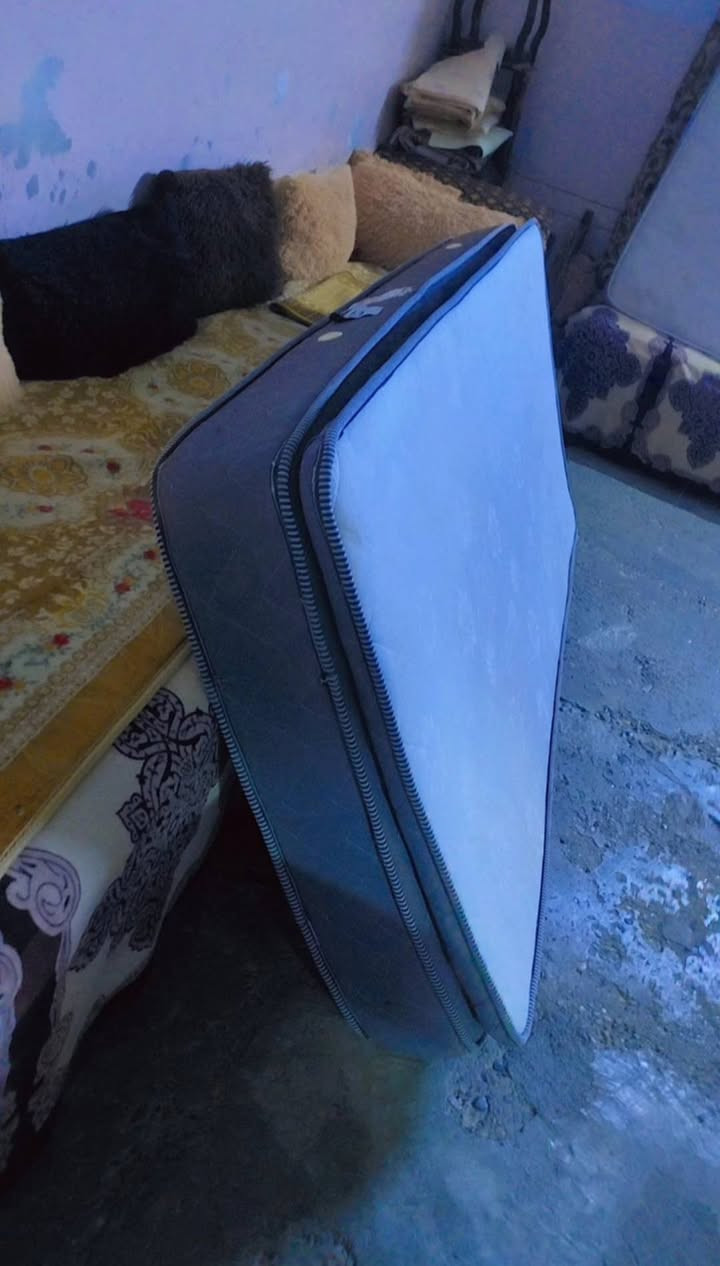 دوشك طبي ضغط عالي نضافته ٩٠ بلميه نومته مريحه حيل العرض متر طول مترين دوشك ميدوس ابد شرط ٥٠ قفلا واصلكم البيت شراين خبروني ***********  ***********
