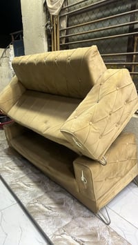 قنفات عدد 2  قياس الوحدة مترين  بسعر 60 الف دينار  عوزهن رجلين لان شوي...