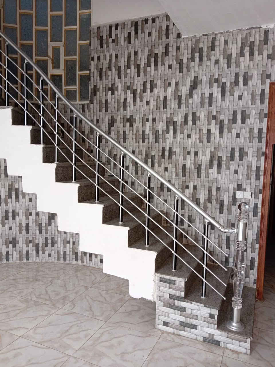 دار سكن طابو صرف في ( حي الزيتون )
مقابيل بيت ( نبيل نور لحمود )

مساحة ١٥٠ م - بناء طابوق - سقف صب كونكريت 
( طابقين ) - طابق 1 - غرفة نوم واحدة + صحيات
طابق 2 - غرفتين نوم + صالة + صحيات 

( ٣ غرف نوم )+ صحيات خارجية 
بناء درجة أول - كل لبيت سيراميك وجاهز من كلشي
( تحويل مباشر )

للاستفسار مراجعة مكتب غازي للعقار   
واسط - الزبيدية - قرب أفران المائدة  *********** 
***********
