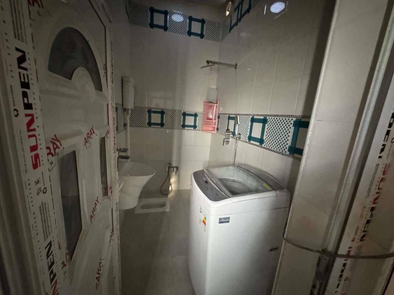 بيت للبيع مع الاثاث
حي الشهداء قرب مدرسه 
قريب ع الجمعيات وقرب ع حي الشهداء
بلازما  عدد ٤
ثلاجه كبيره 
ثلاجه صغيره
مجمده 
كاونتر سعره ٤ ونص 
براد ماء
غساله اوتماتيك
غرفة اخشاب كامله
كامرات 
سبالت عدد ٣
المساحه ١٢٥ طابقين بناء حديث
مطلوب إسكان وانا ابقى اسدد الاسكان

***********
170وبيه مجال
