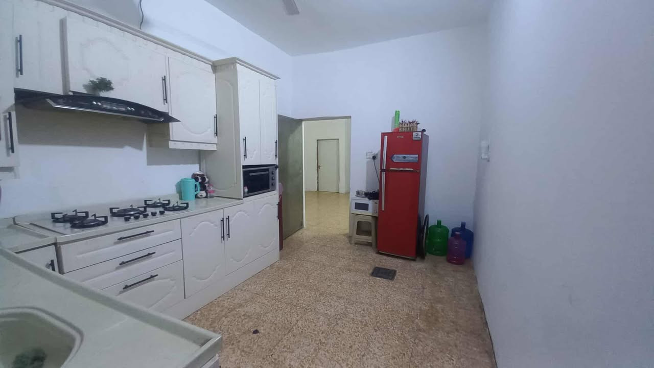 السلام عليكم من رخصة صاحب الكروب ..يوجد دار للبيع المساحه 150م المكان ابو غرق حي المرتضى قرب سكلة ابو علي الدار طابقين الطابق الأول يحتوي على غرفتين نوم وصاله وكلدور  و مطبخ وصحيات داخليه وخارجيه والطابق الثاني يحتوي على غرفتين نوم و السعر 85 وبي مجال للاستفسار الاتصال على الرقم ***********
